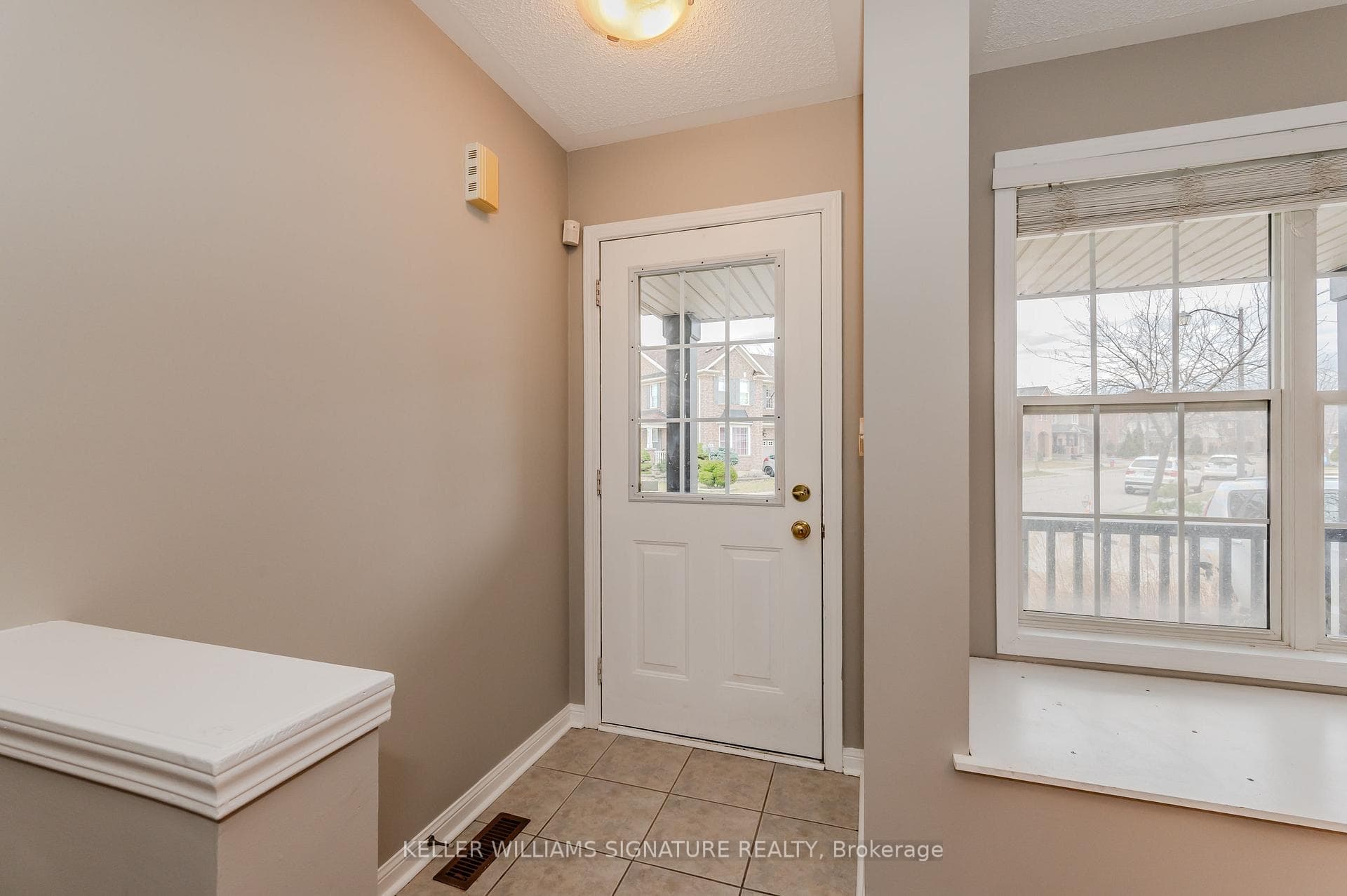 1635 Cartwright Crescent photo 4