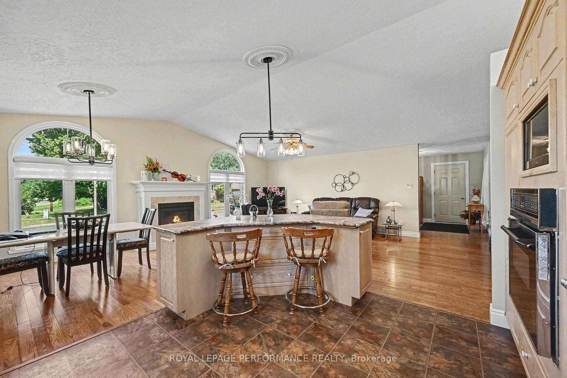 1401 Holy Cross Boulevard photo 14