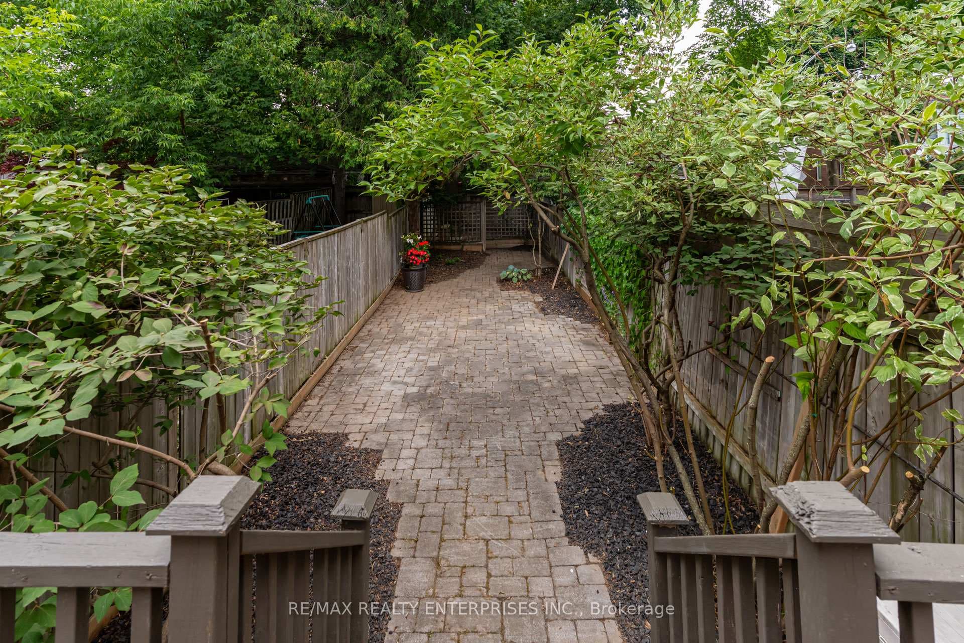 42 Roslin Avenue photo 27