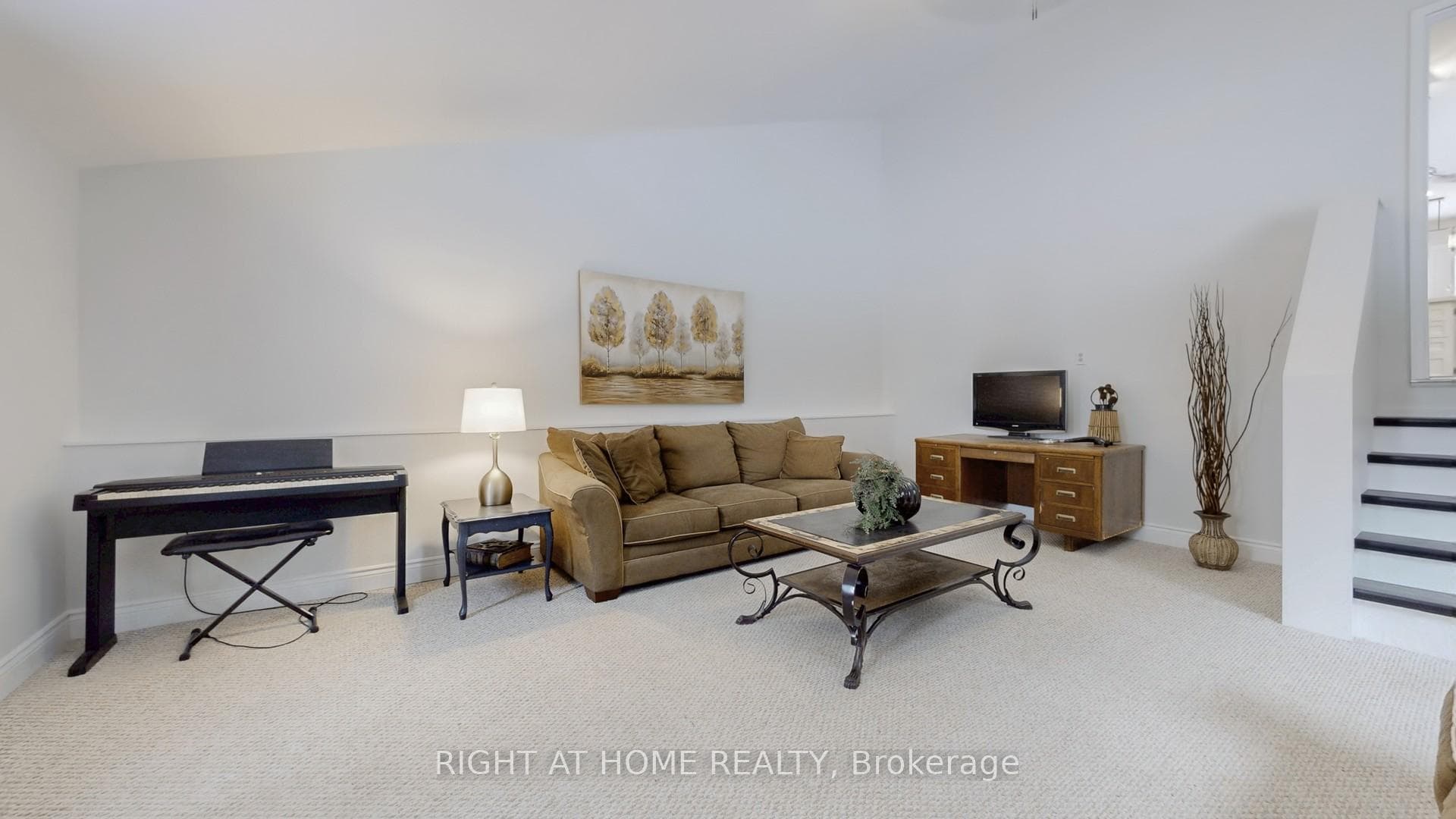 488 Ava Crescent photo 13
