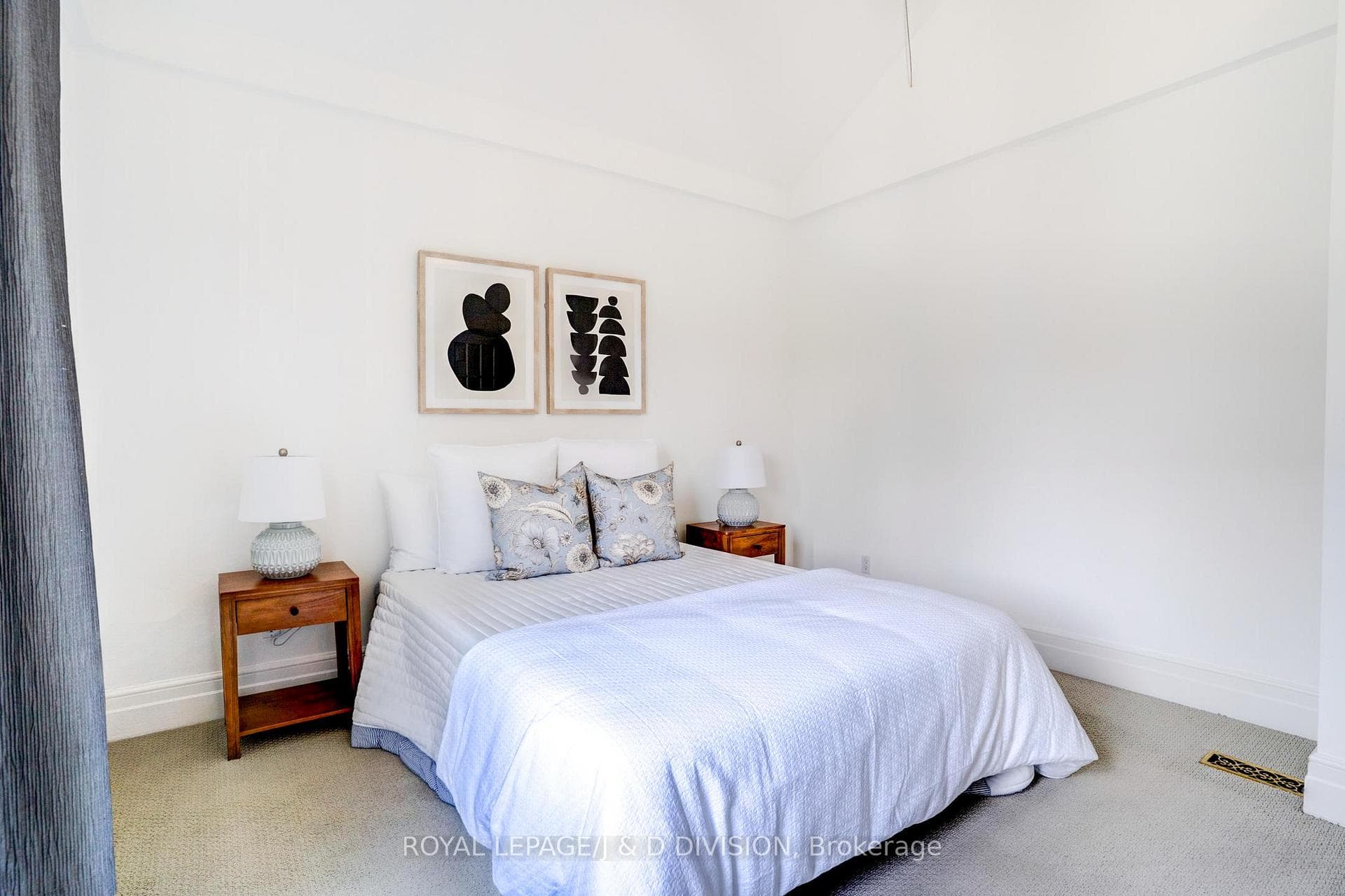 23 Empire Avenue photo 23