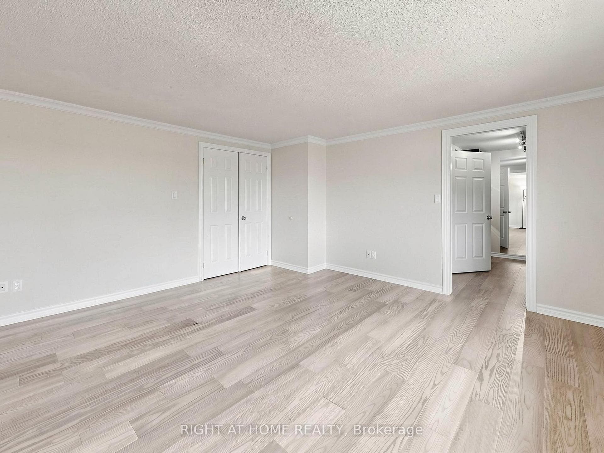1580 Lancaster Drive Unit 2 photo 37