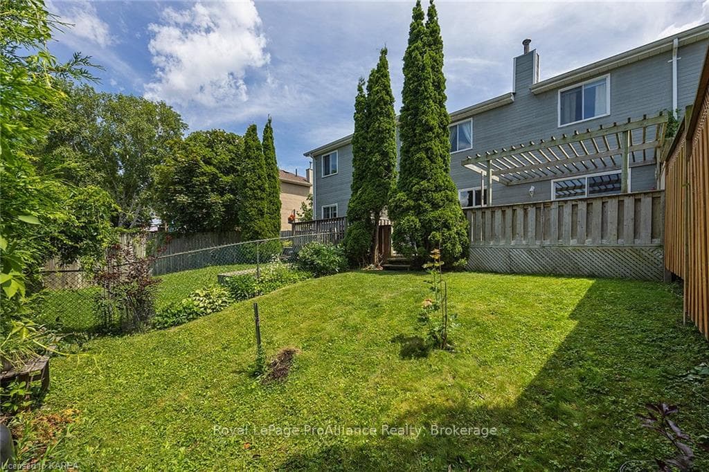 836 LITTLESTONE Crescent photo 28
