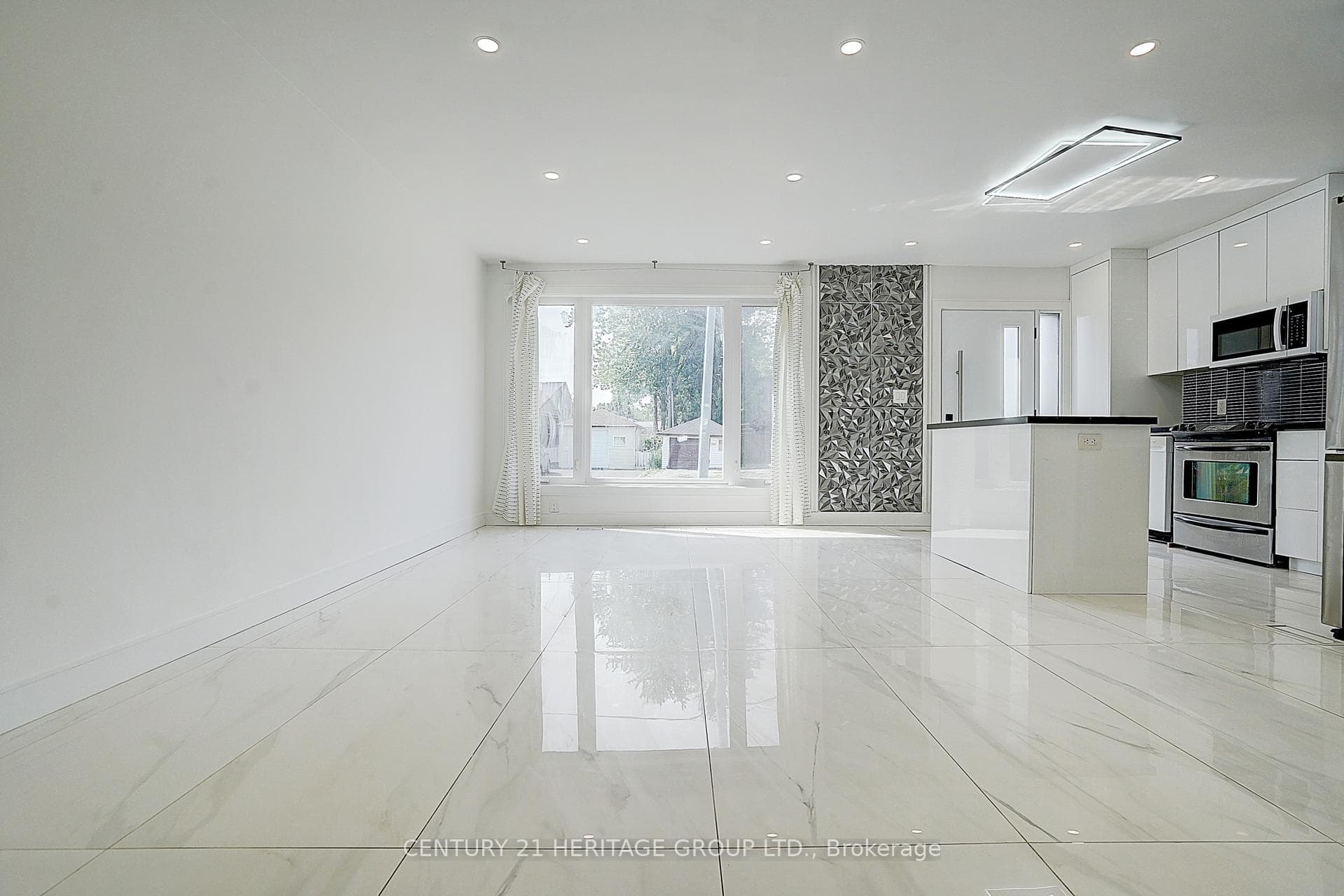 326 McConvey Drive photo 2