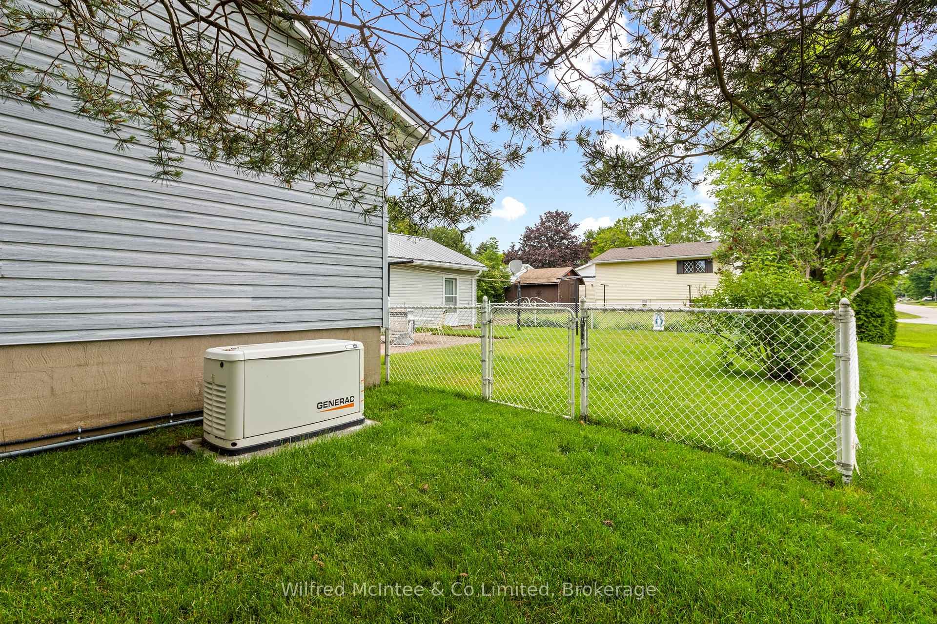 455 Bruce Street photo 13