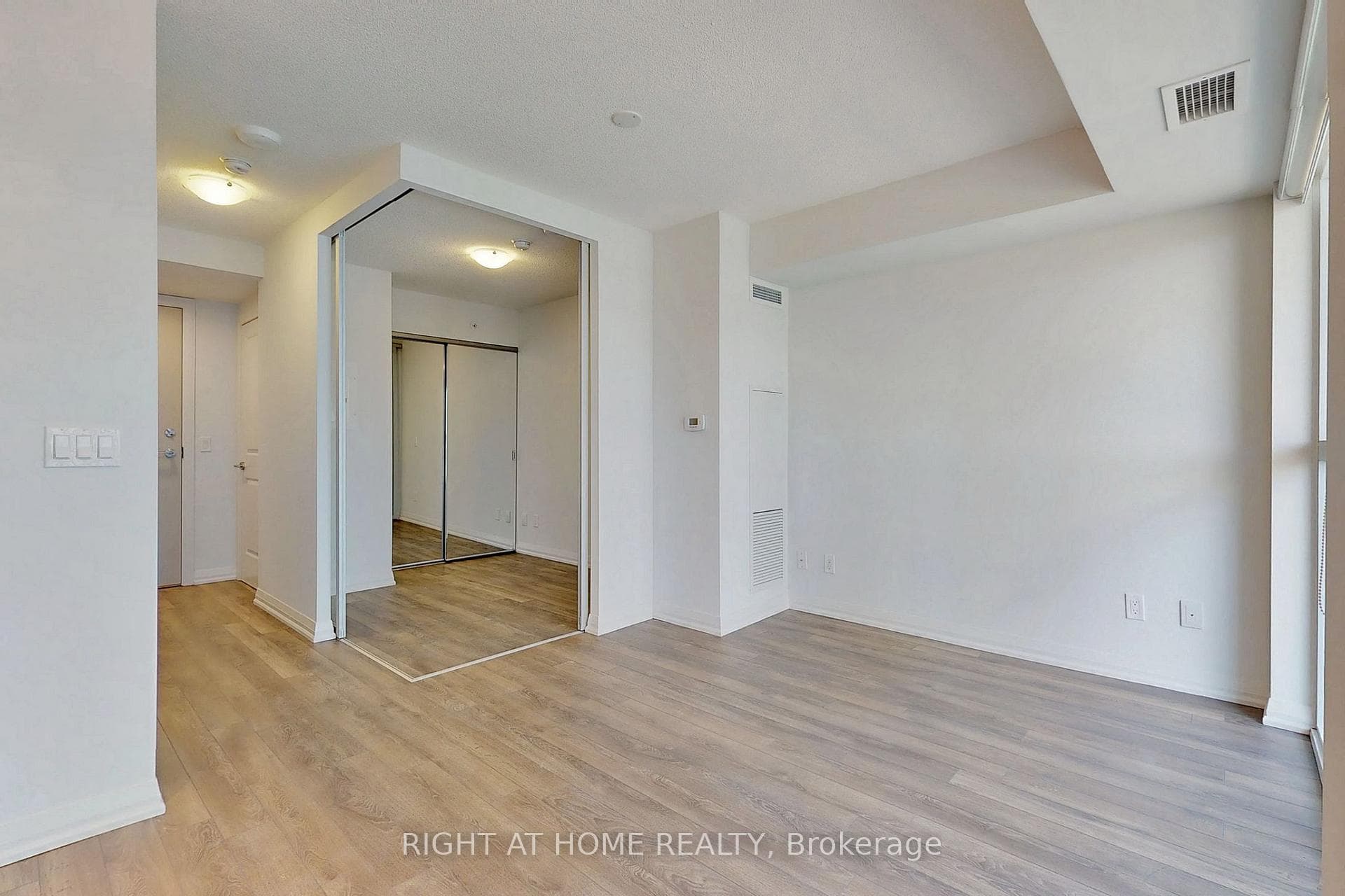 30 Meadowglen Place Unit 802 photo 24