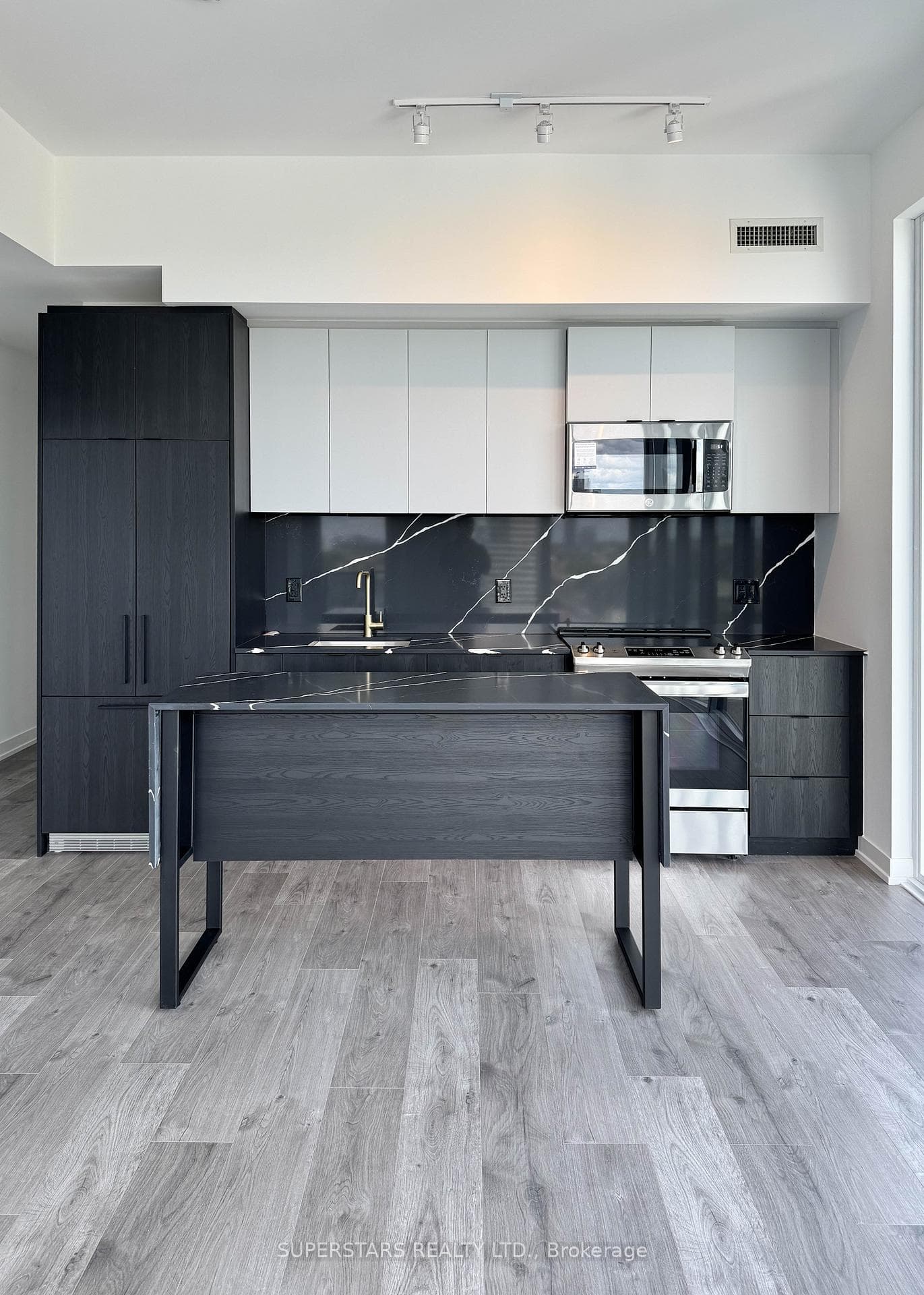 285 Dufferin Street Unit 1304 photo 3
