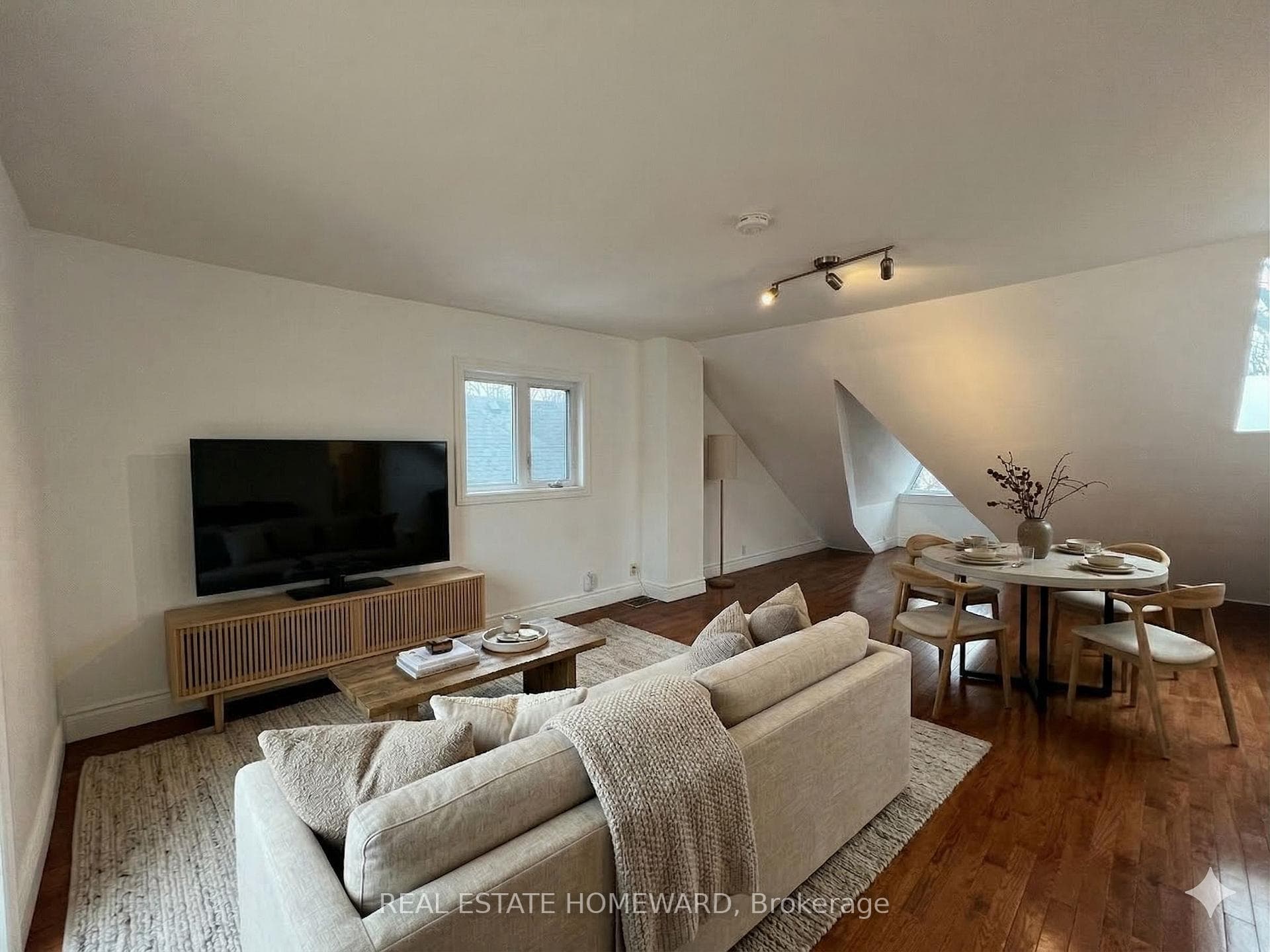 Photo virtually staged