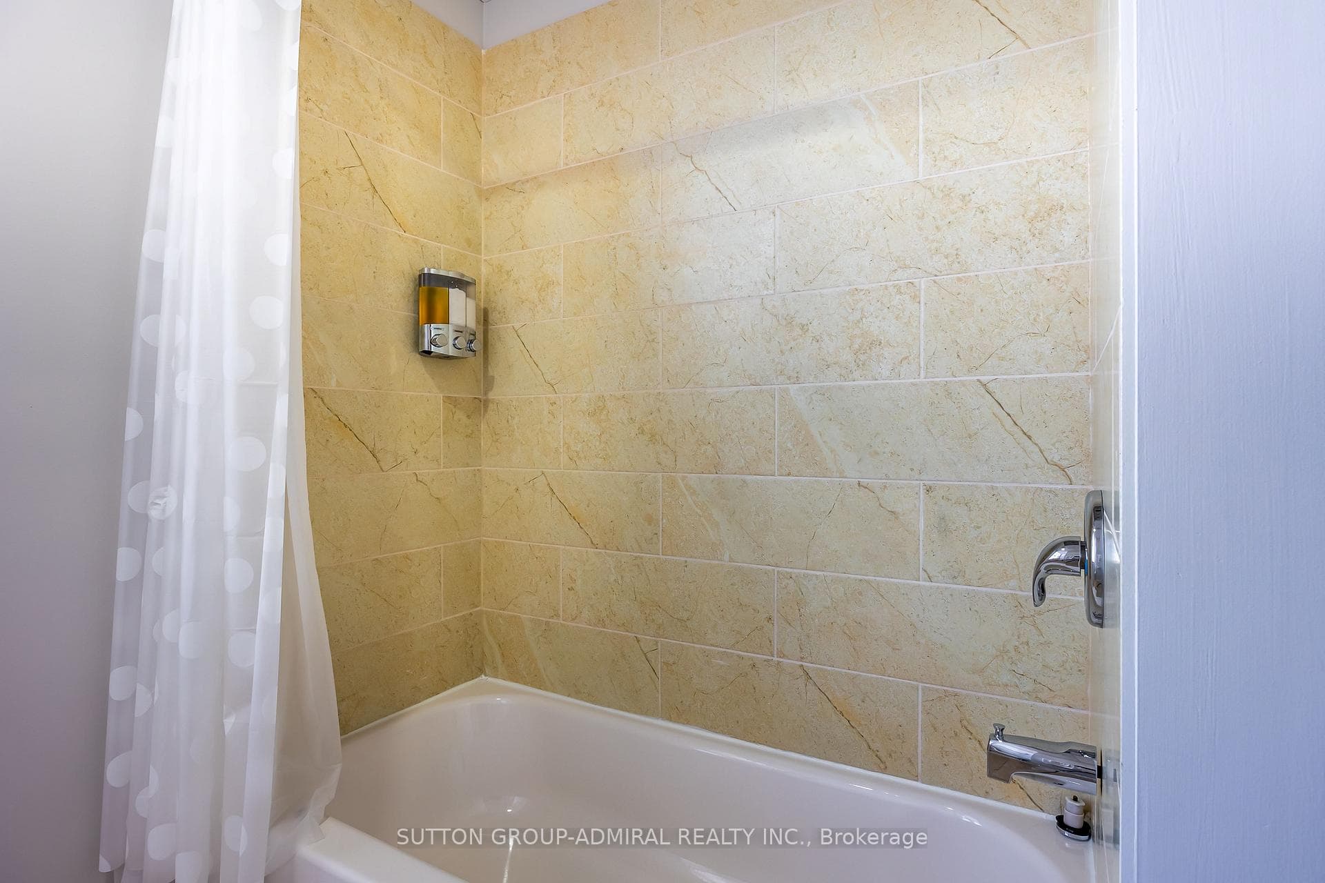 4497 Queen Street photo 6