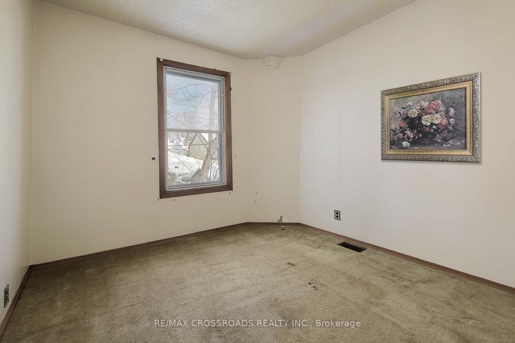 734 Adelaide Street photo 16