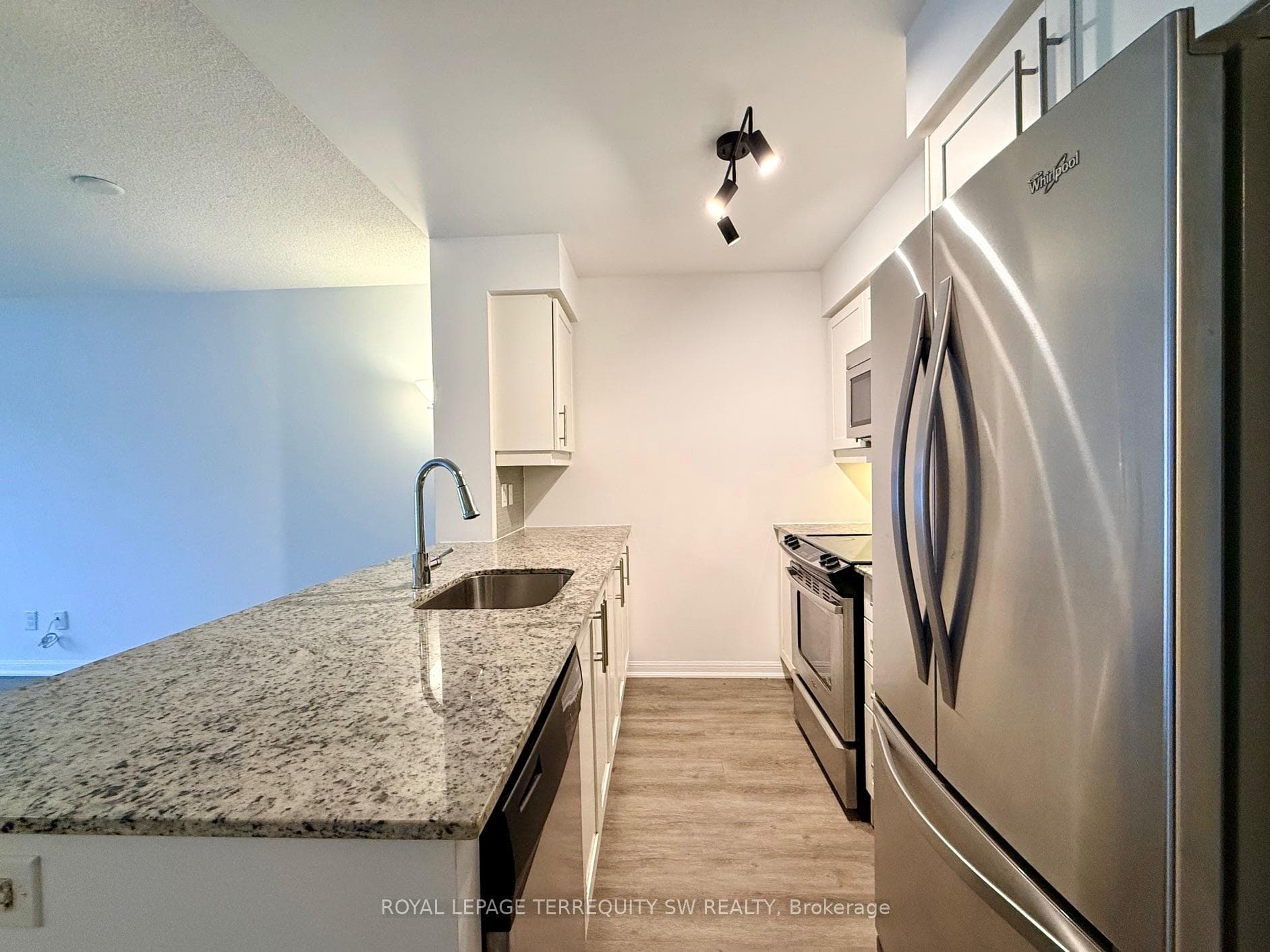 35 Bastion Street Unit 625 photo 2