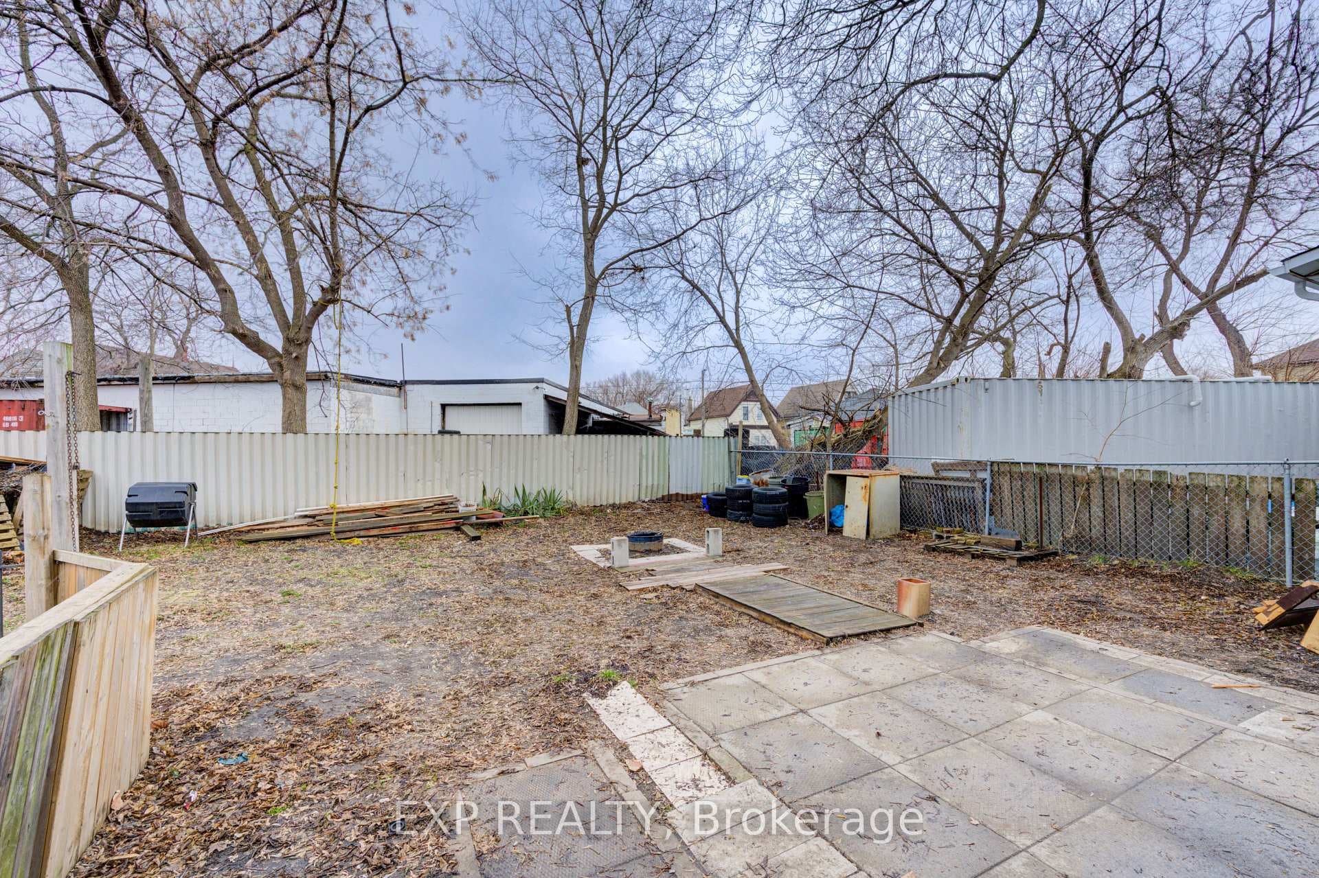 524 Simcoe Street photo 38