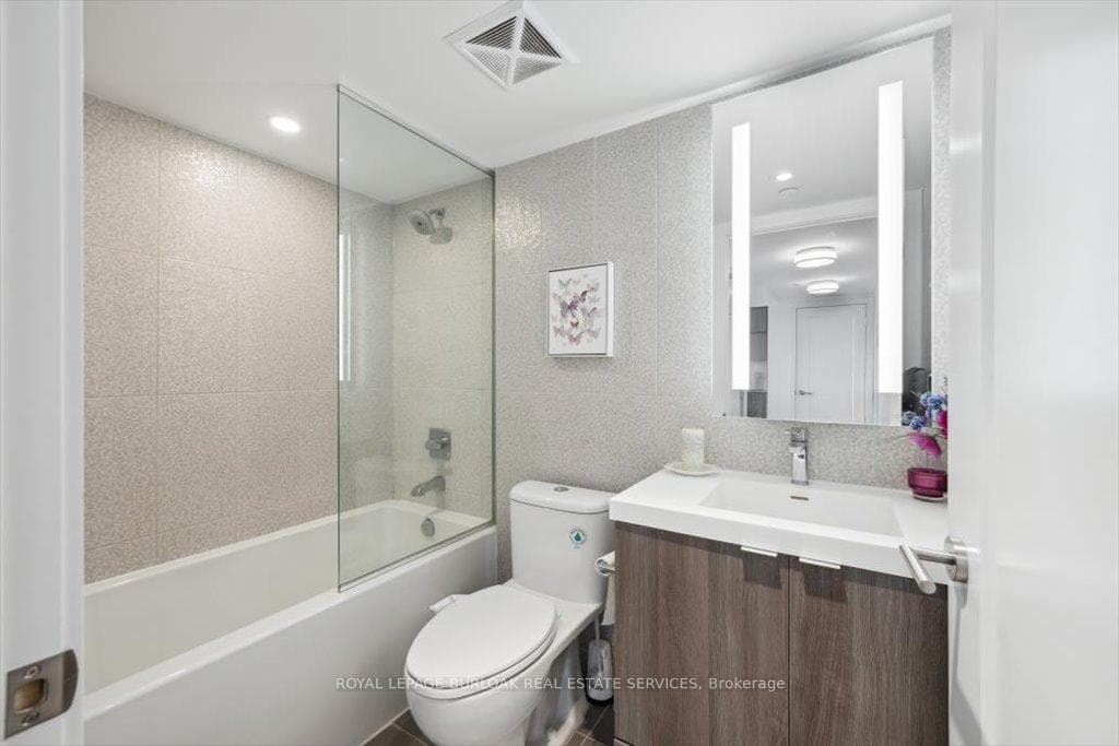 585 Bloor Street Unit 2315 photo 16