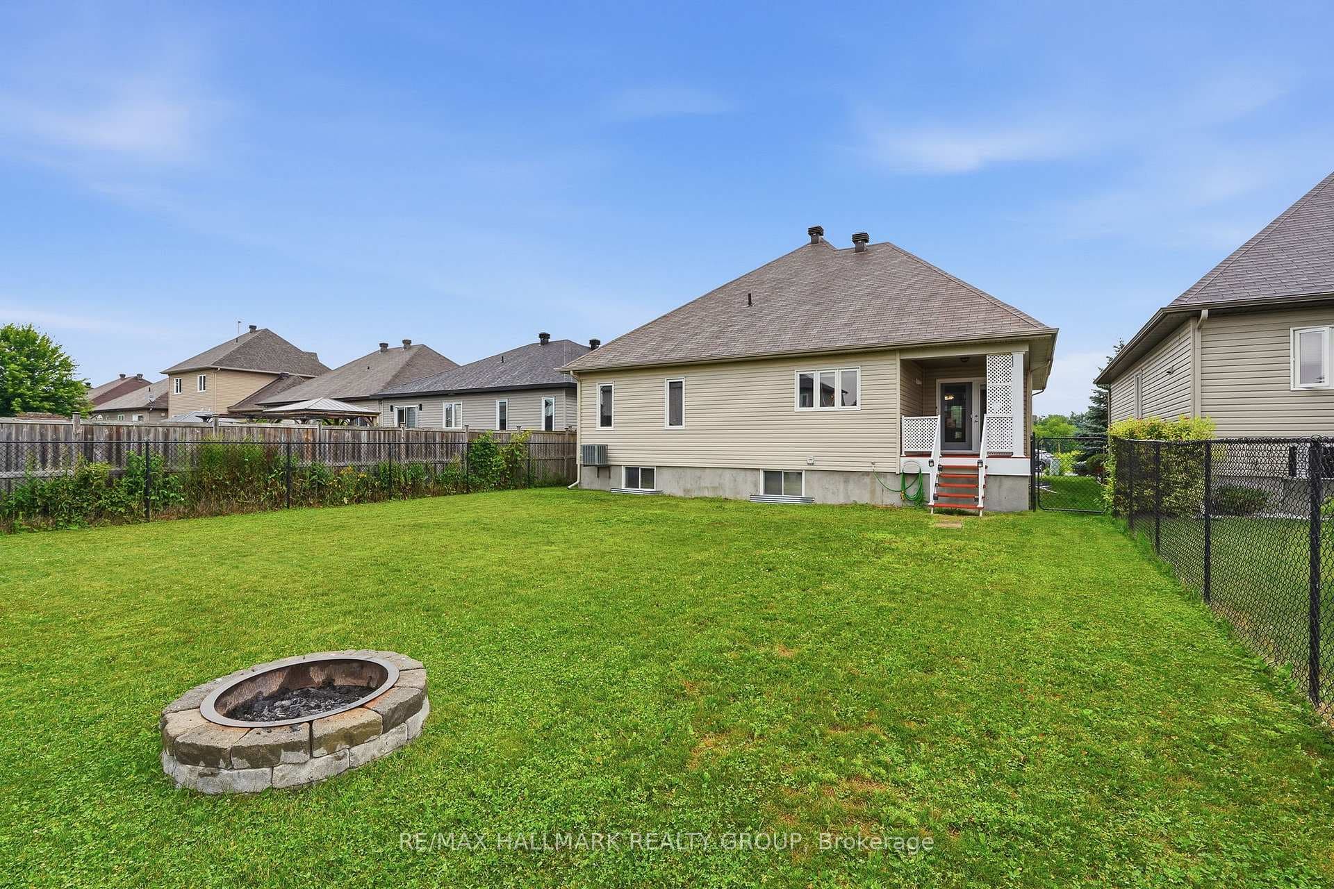 127 CASTEL Street photo 30