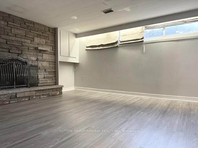 141 Elvaston Drive Unit Lower photo 2