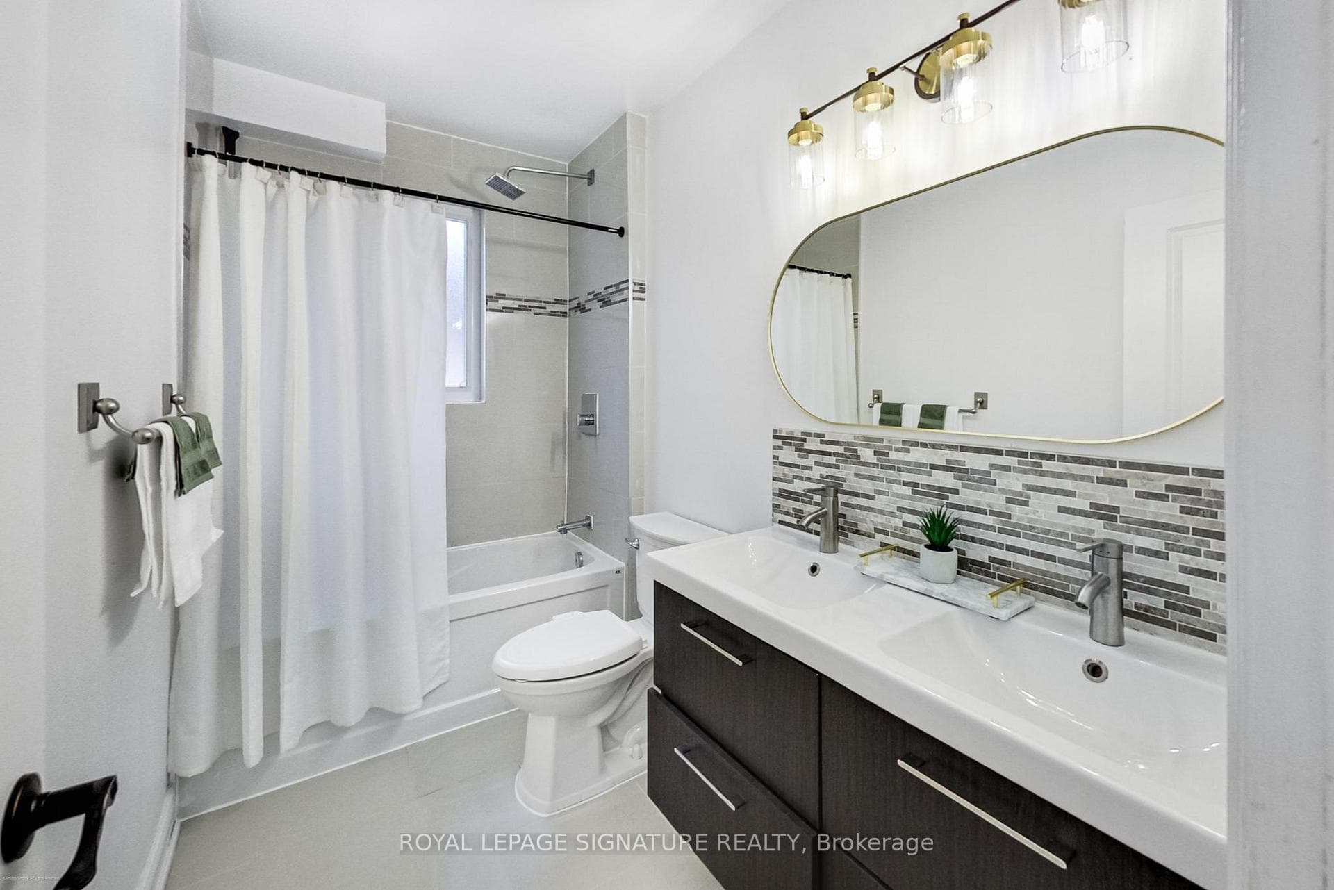 15 Glebeholme Boulevard photo 23
