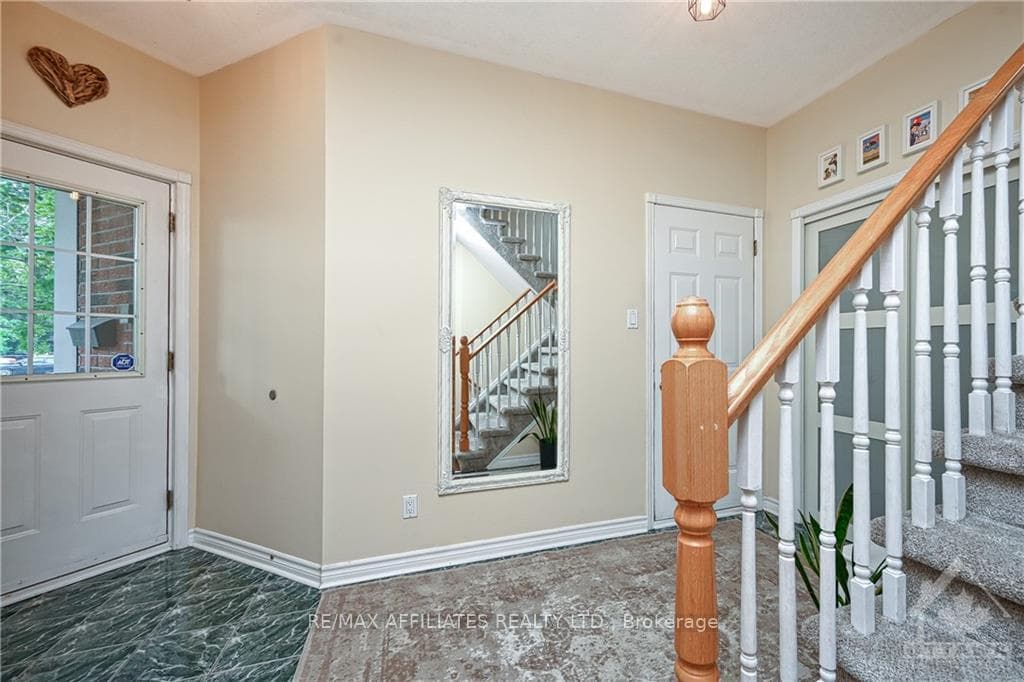 1389 CARAVEL Crescent photo 2