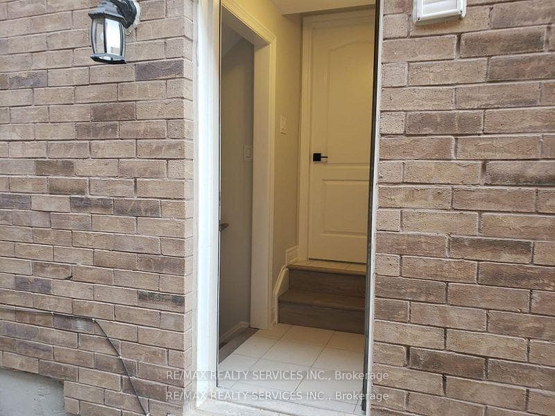 44 Branigan Crescent Unit Lower photo 3