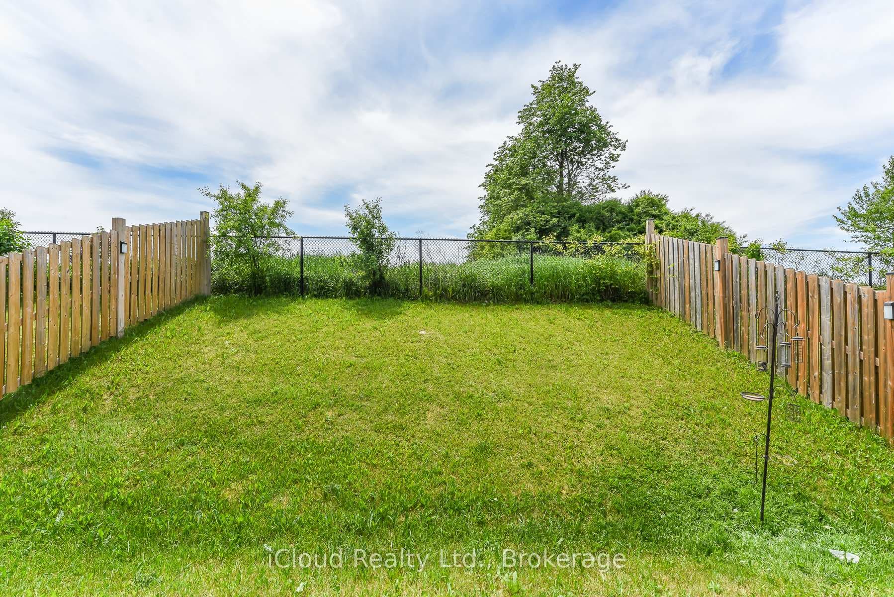 132 Drone Crescent photo 40