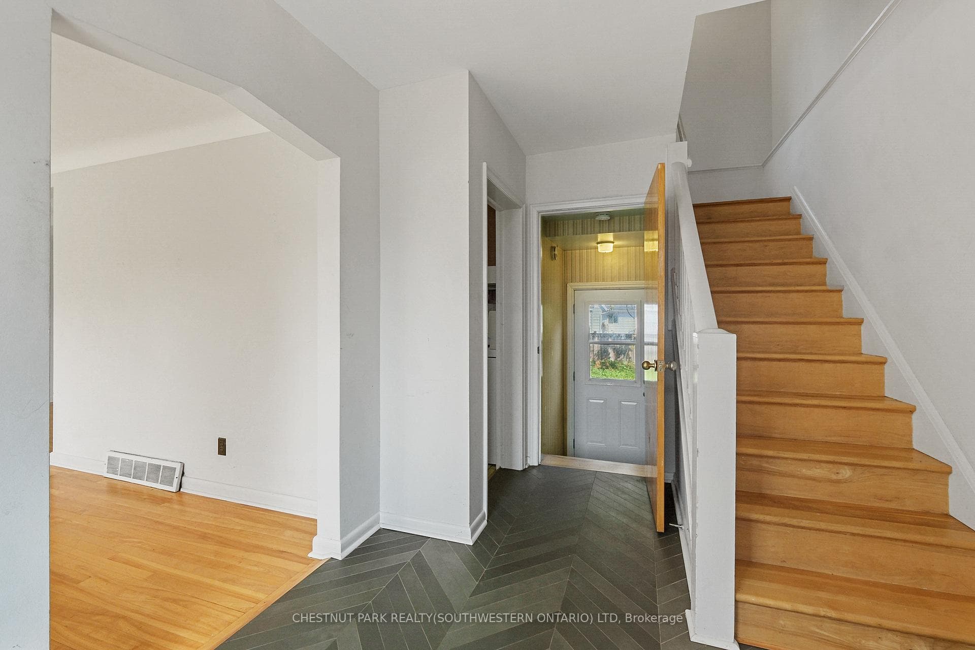 809 Smyth Road photo 5