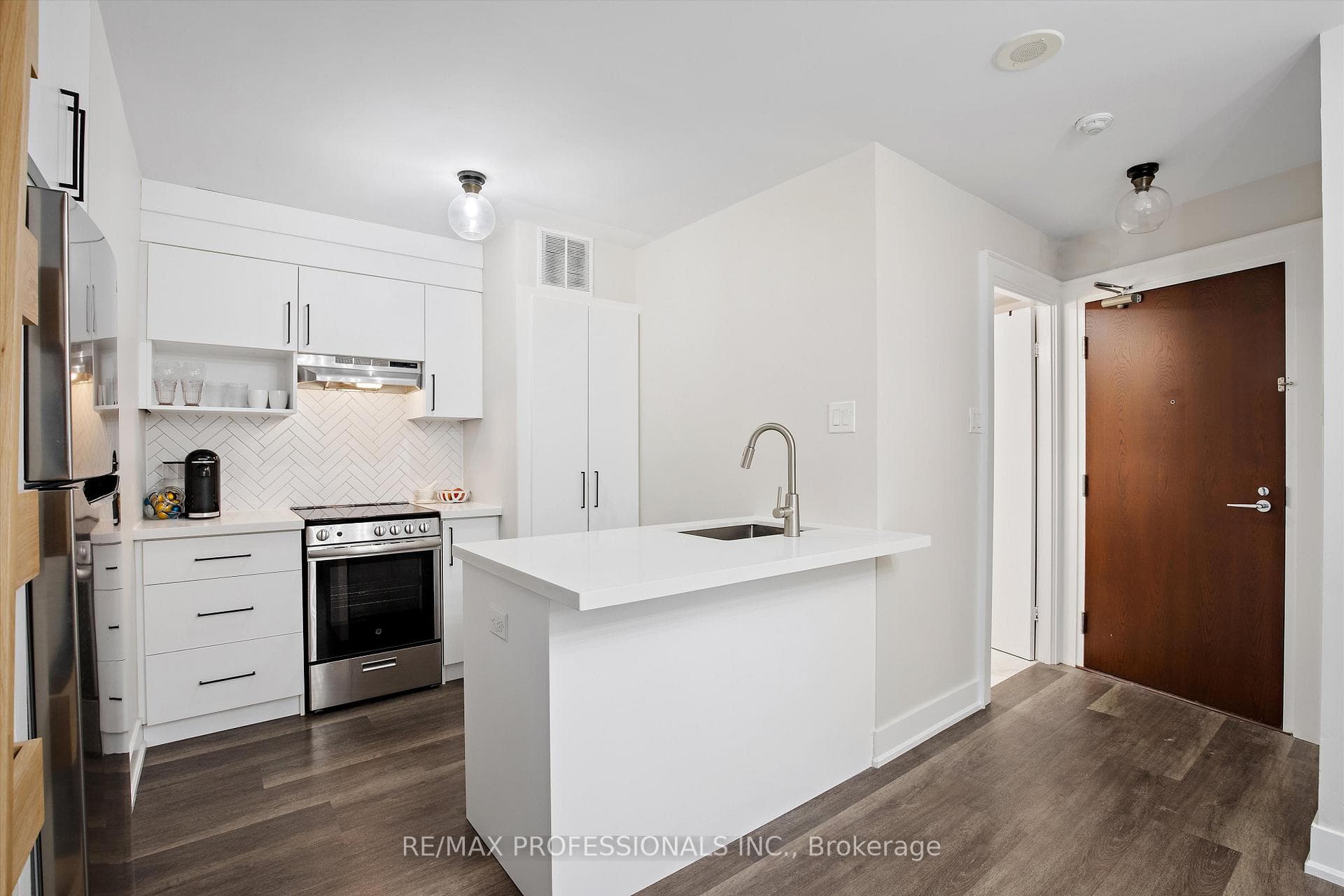 1055 Bay Street Unit 709 photo 3