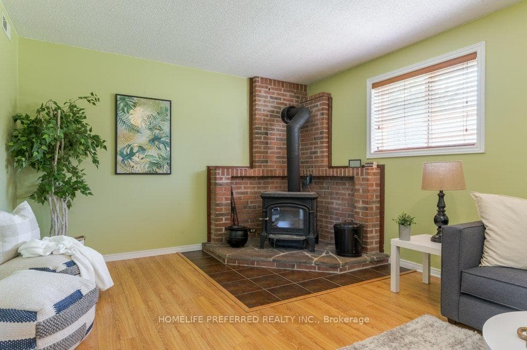 1989 Darling Crescent photo 25