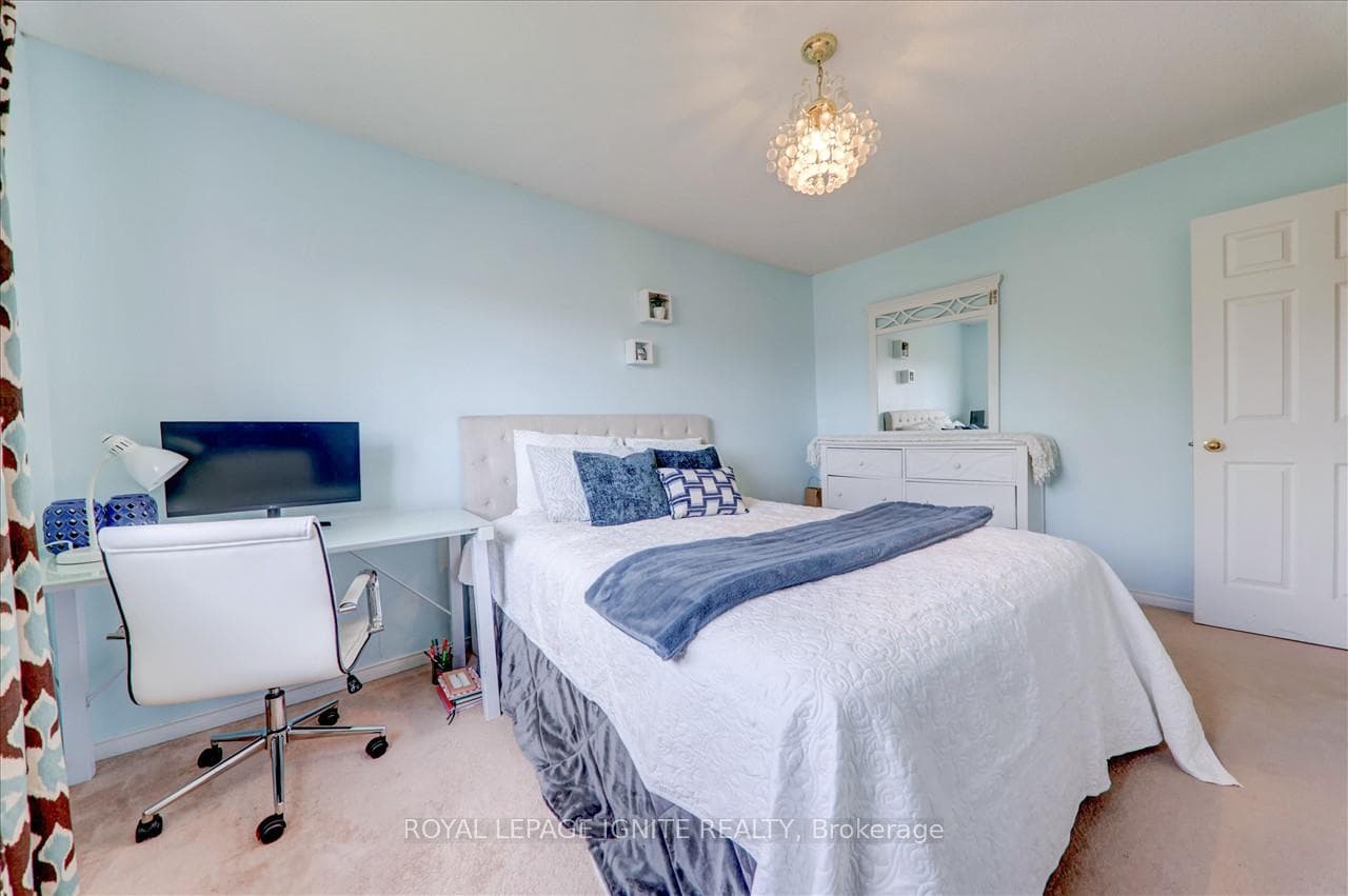 1464 Sandhurst Crescent photo 28