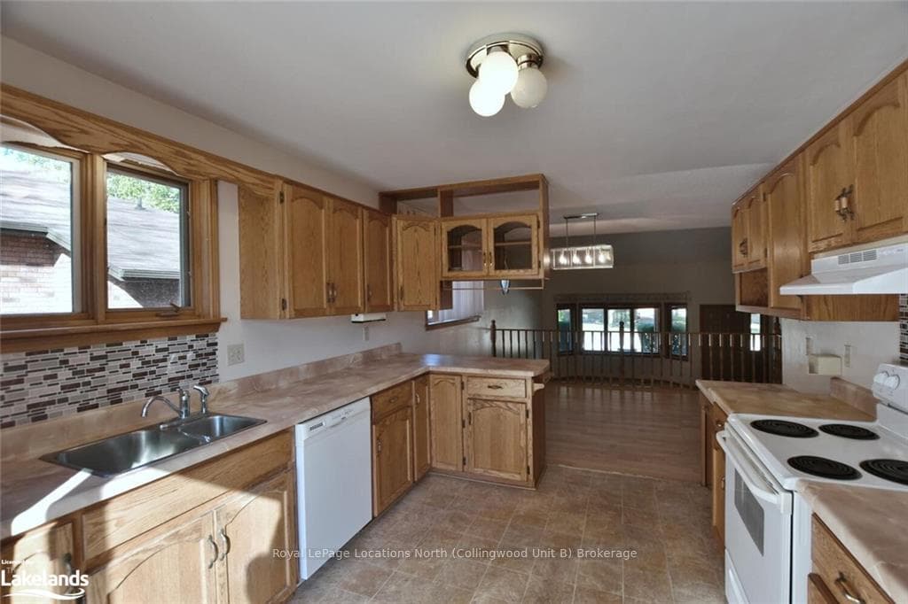 233 SIMCOE Street photo 27