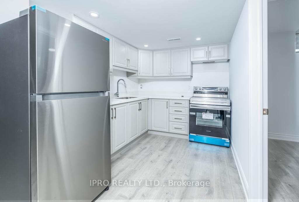 19 Thornapple Street Unit Bsmt photo 4