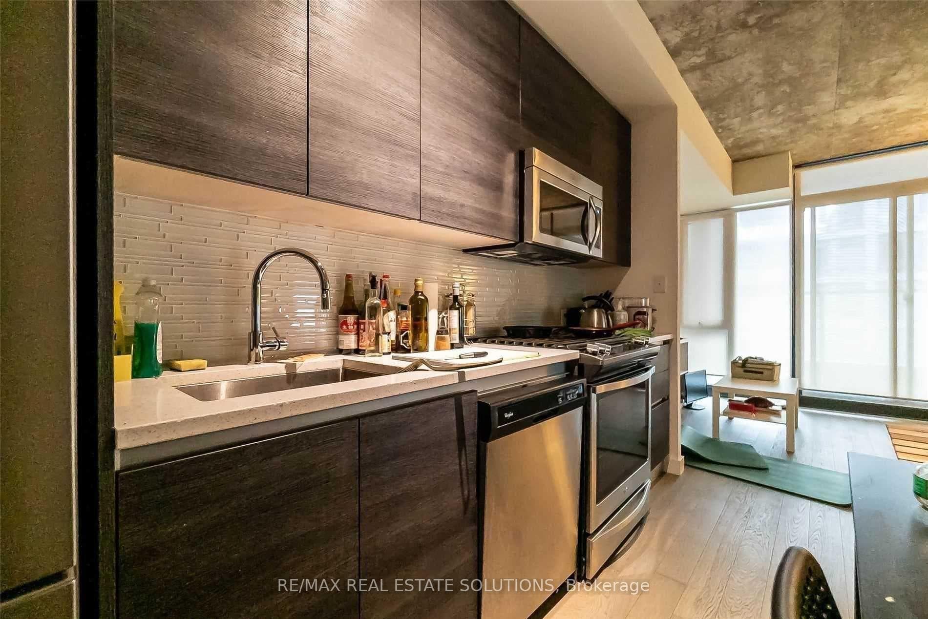 111 Bathurst Street Unit 421 photo 6
