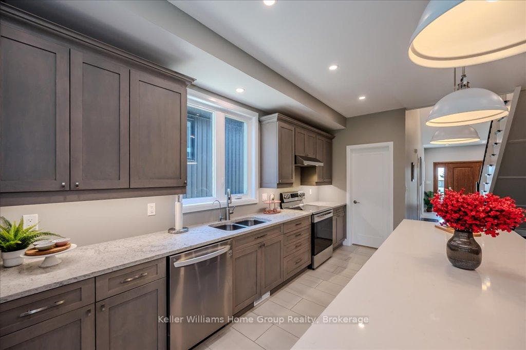 479 St George Street photo 9