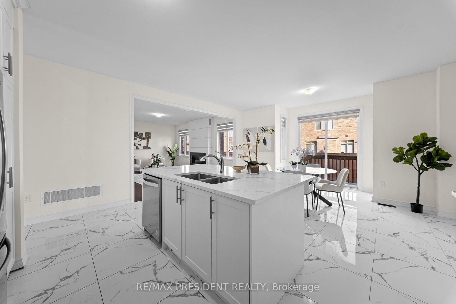 6 JENWOOD Crescent photo 14
