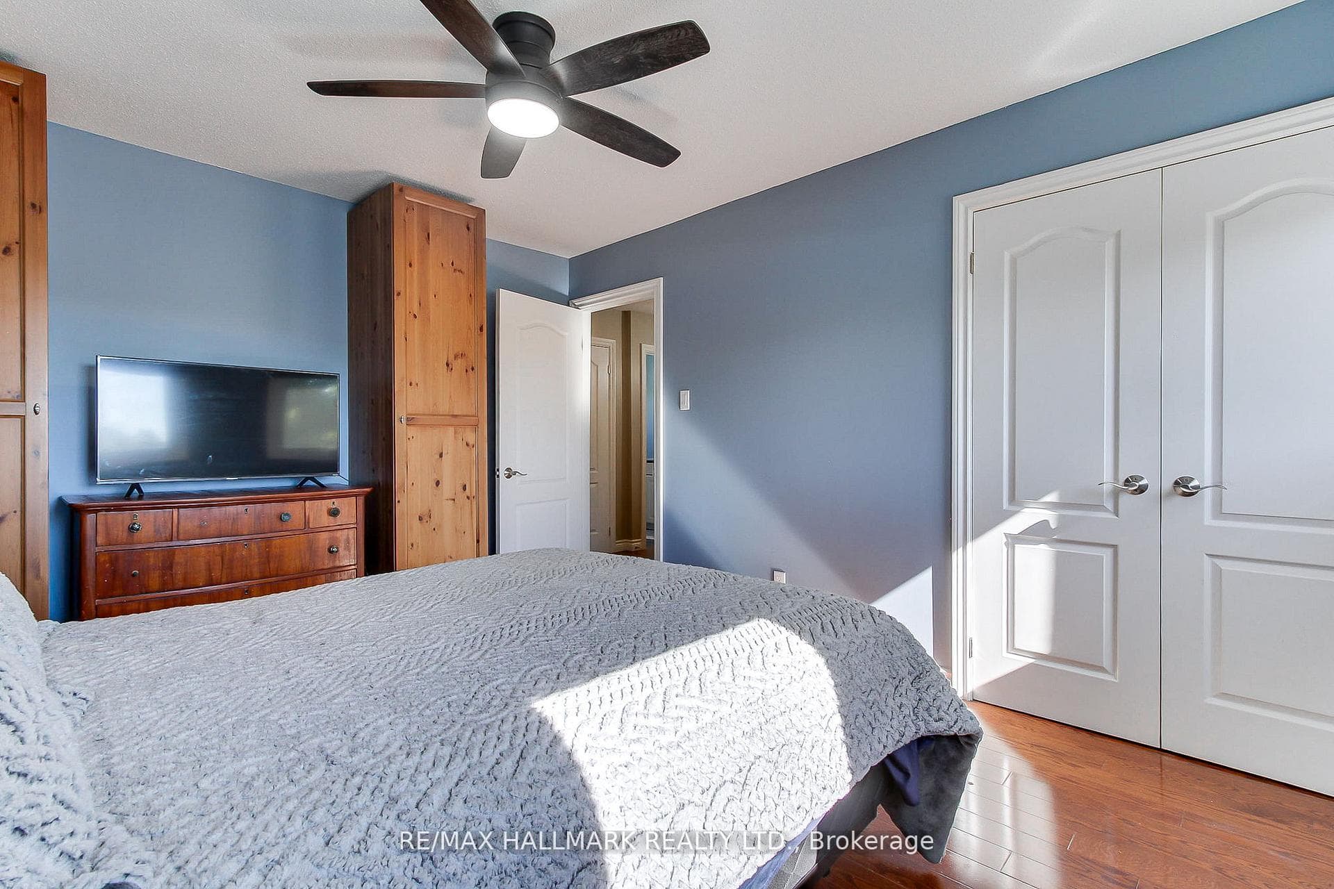 865 Arnold Crescent photo 29