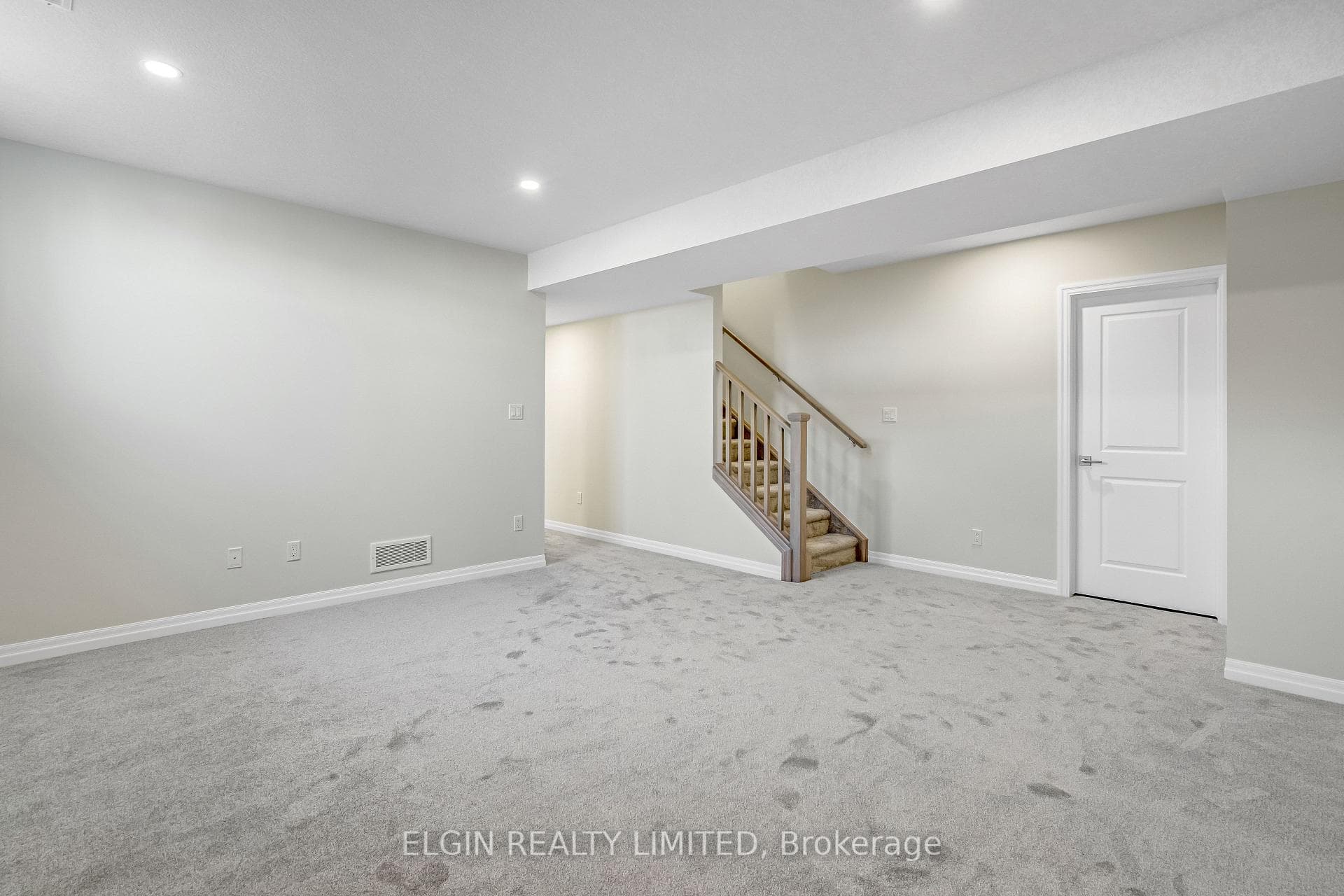 253 Renaissance Drive photo 33