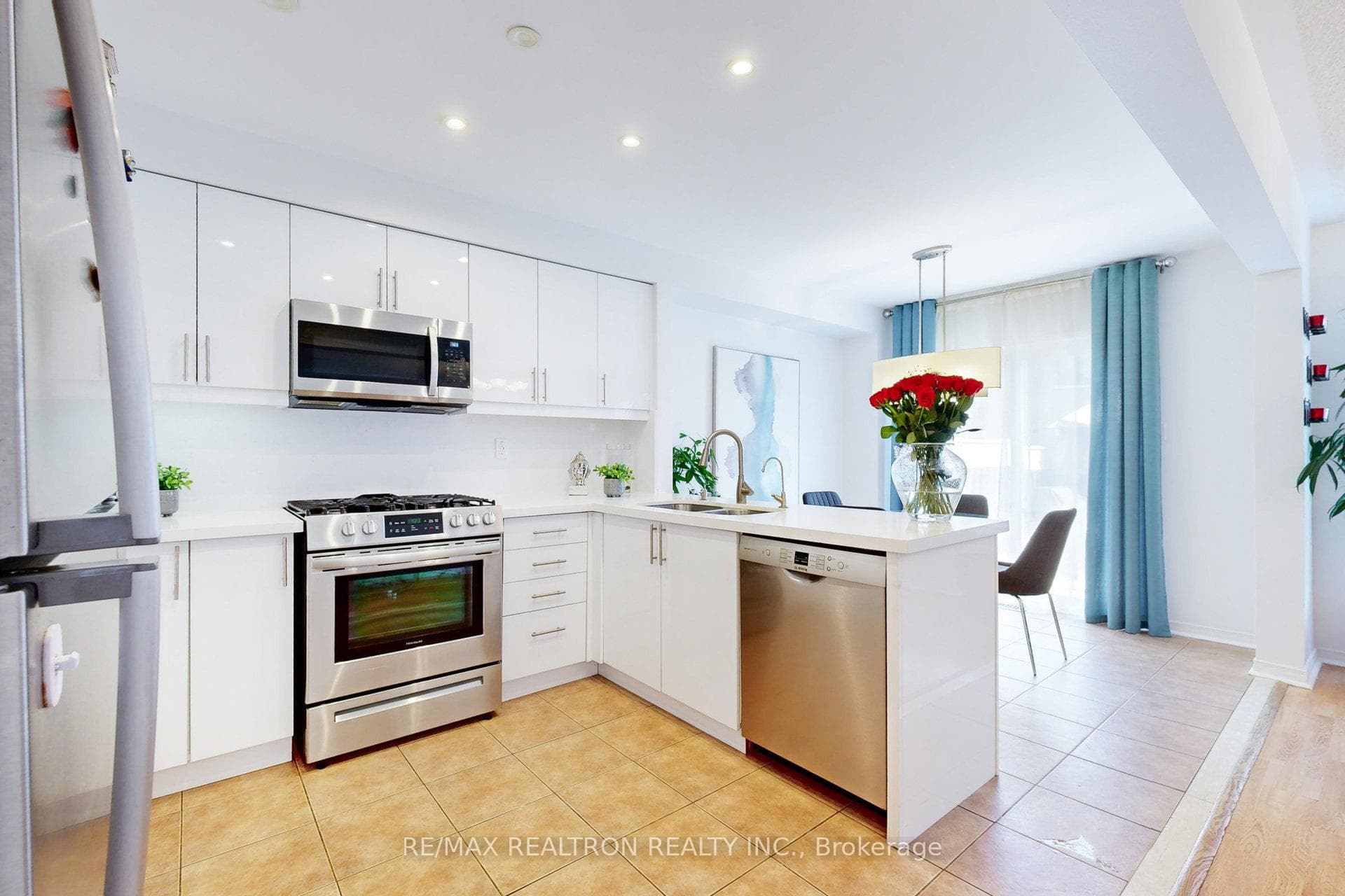 971 Oaktree Crescent photo 13