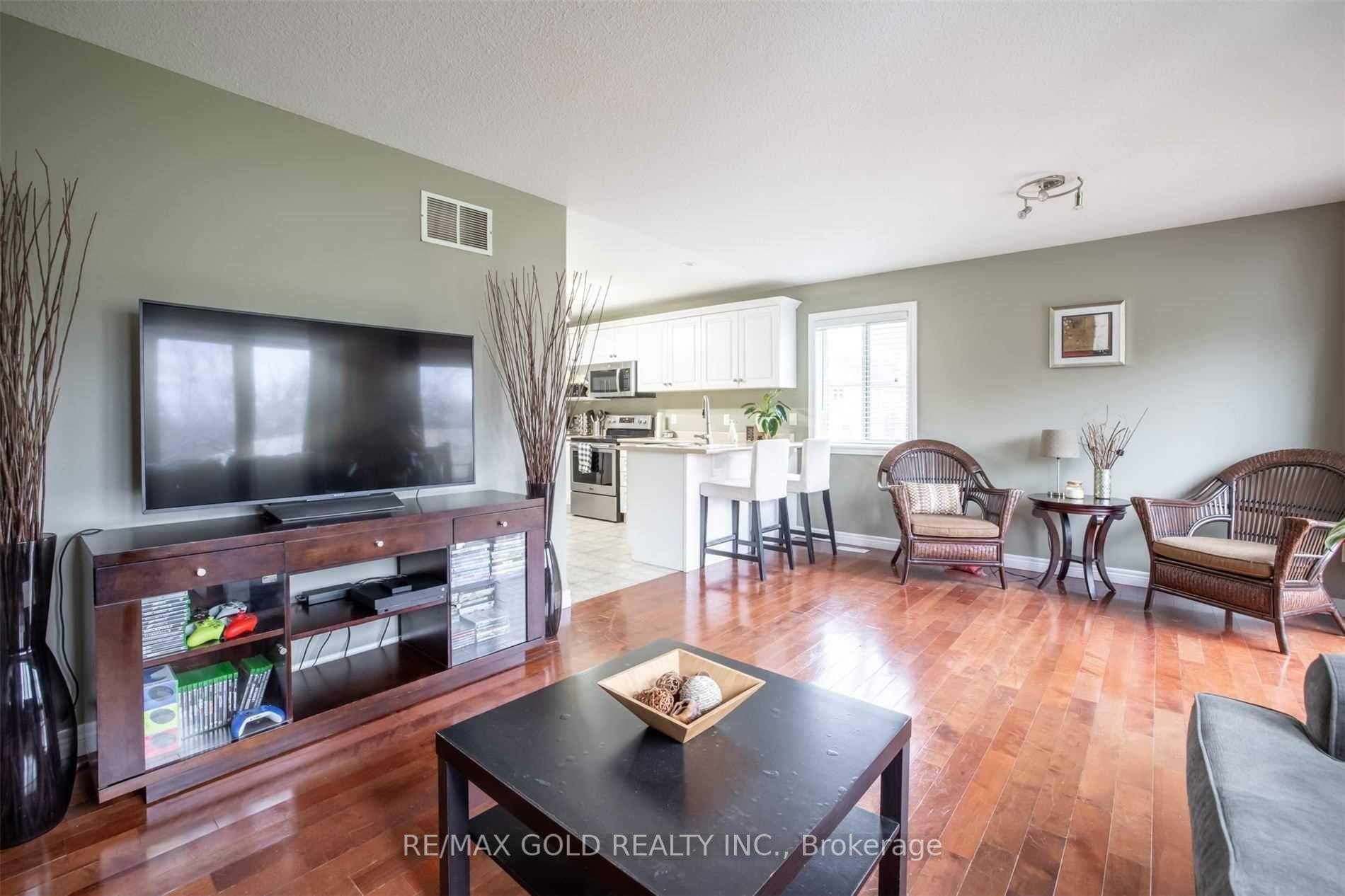 11 Rose Avenue photo 16