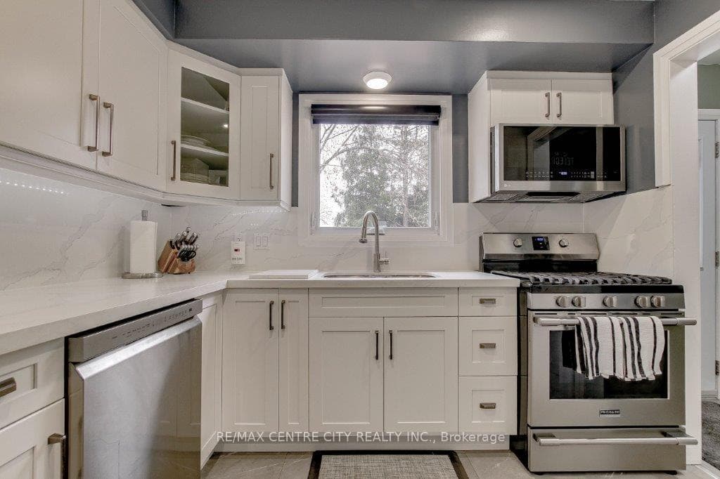 95 LAWRENCE Avenue photo 9