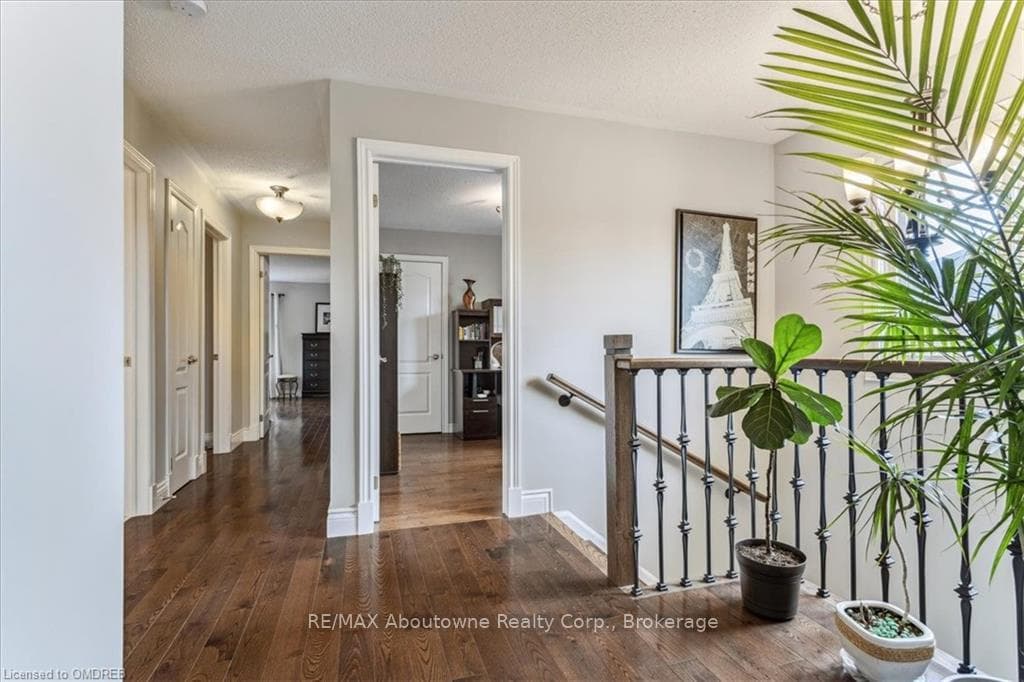 499 WILLMOTT Crescent photo 18