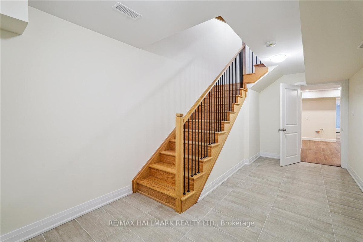 21 La Reine Avenue photo 39