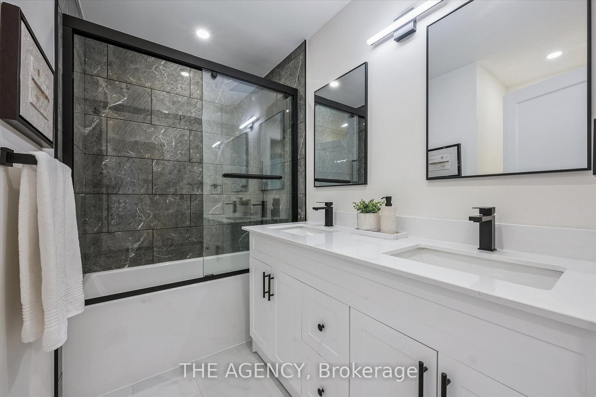 881 Dunbar Road photo 19