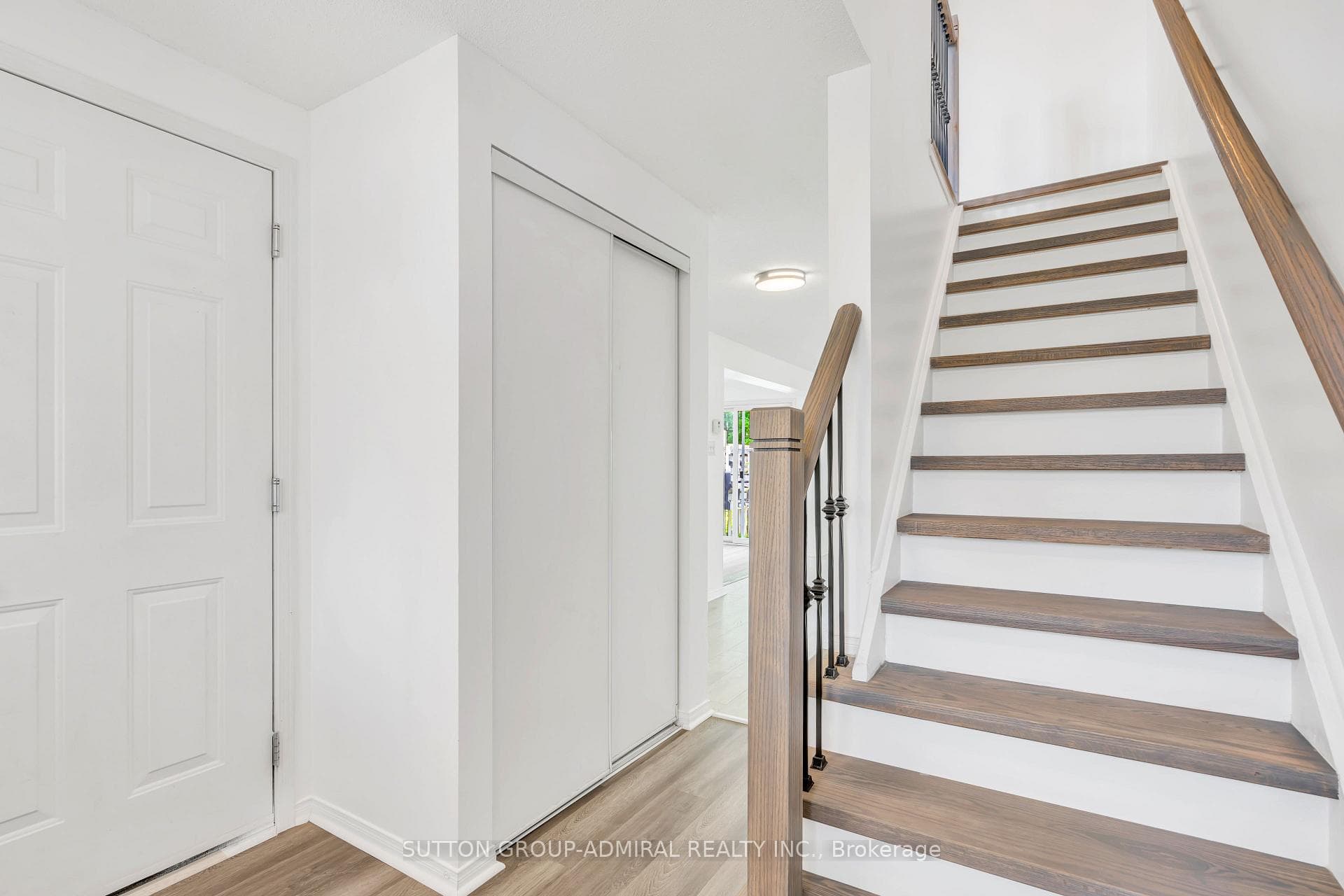 28 Lions Gate Boulevard photo 3