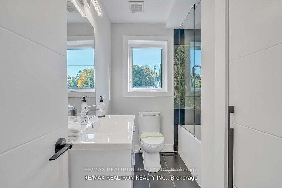 254 Hastings Avenue photo 16