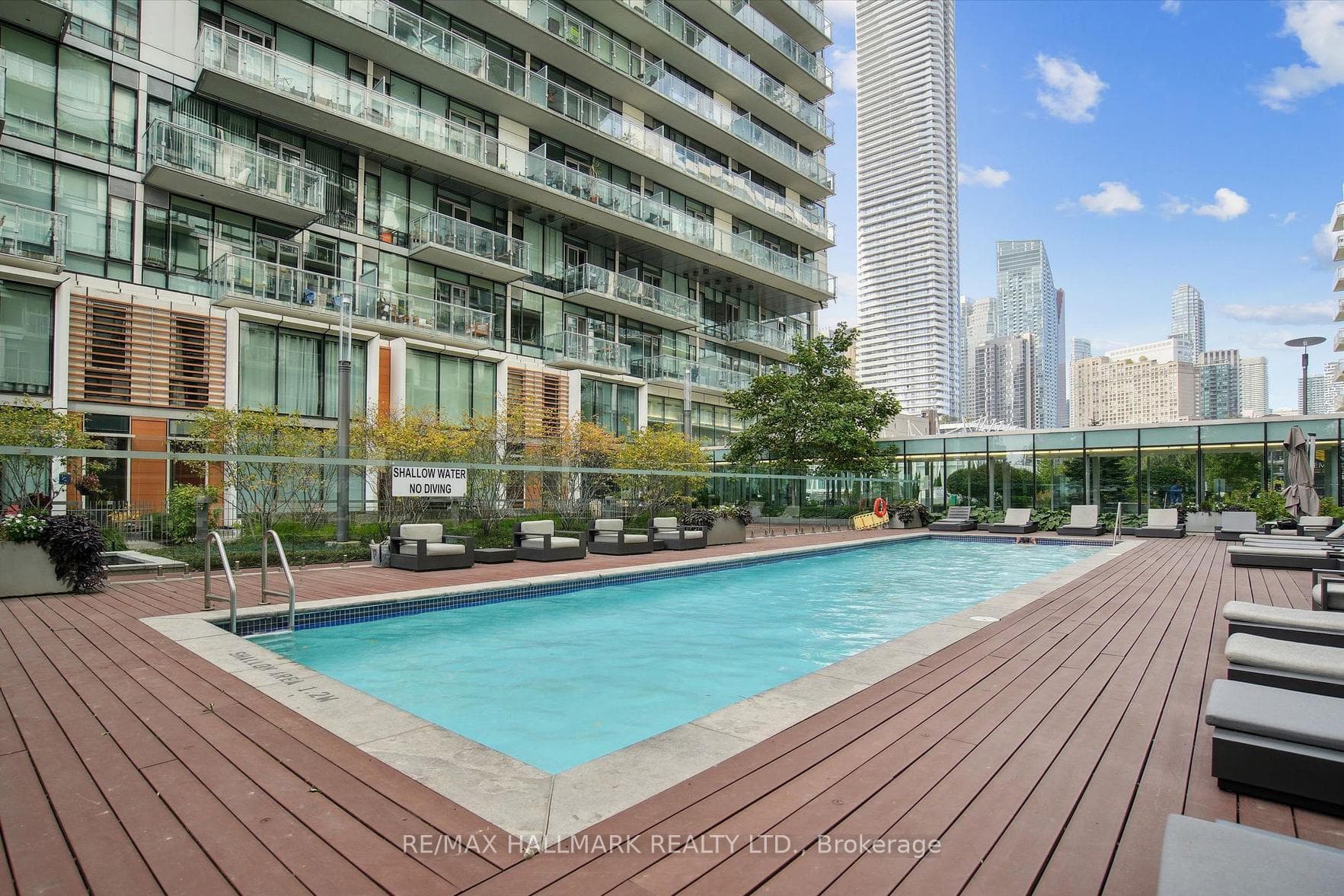 39 Queens Quay Unit 824 photo 29