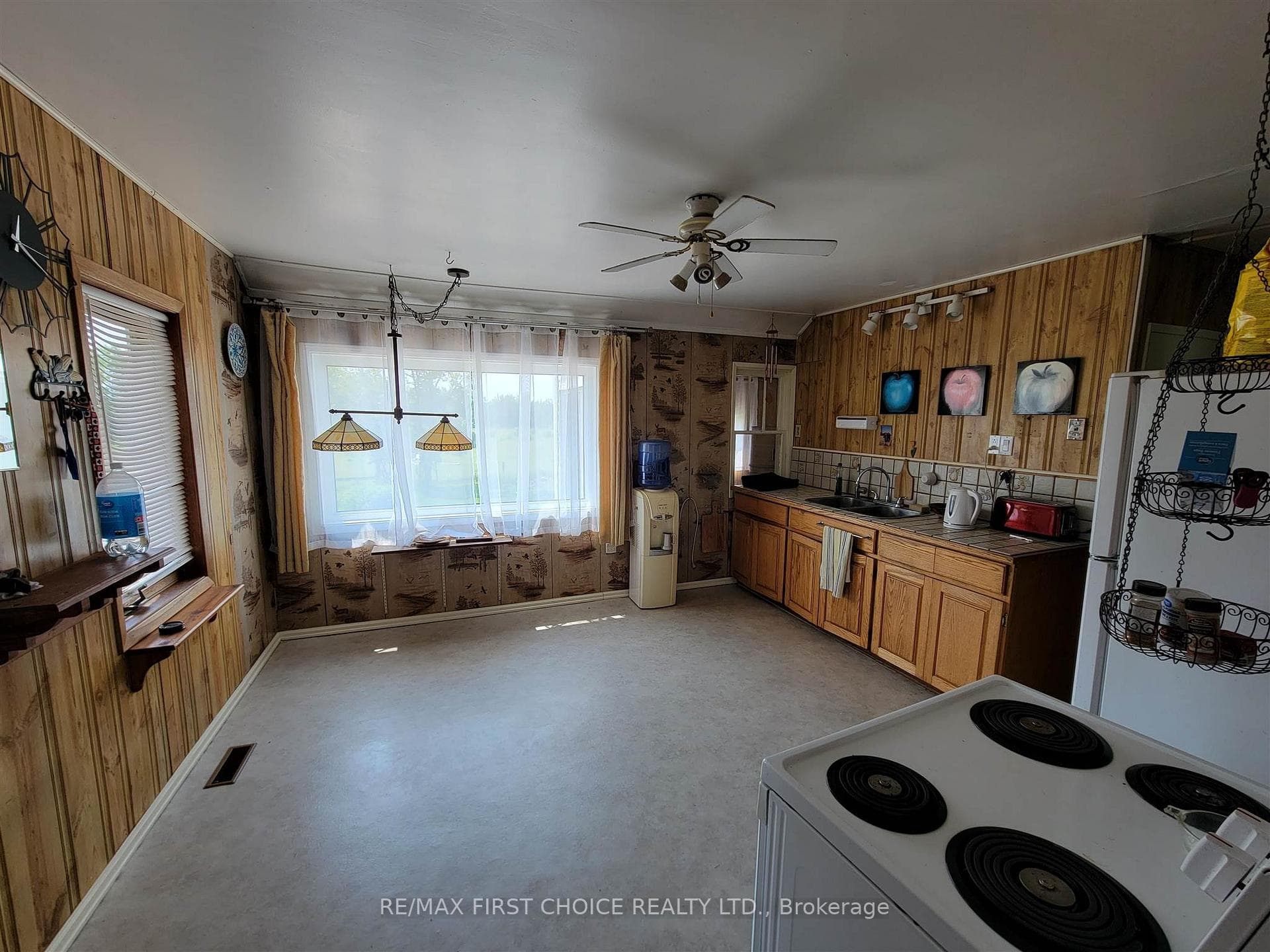 870 McDiarmid Road photo 2
