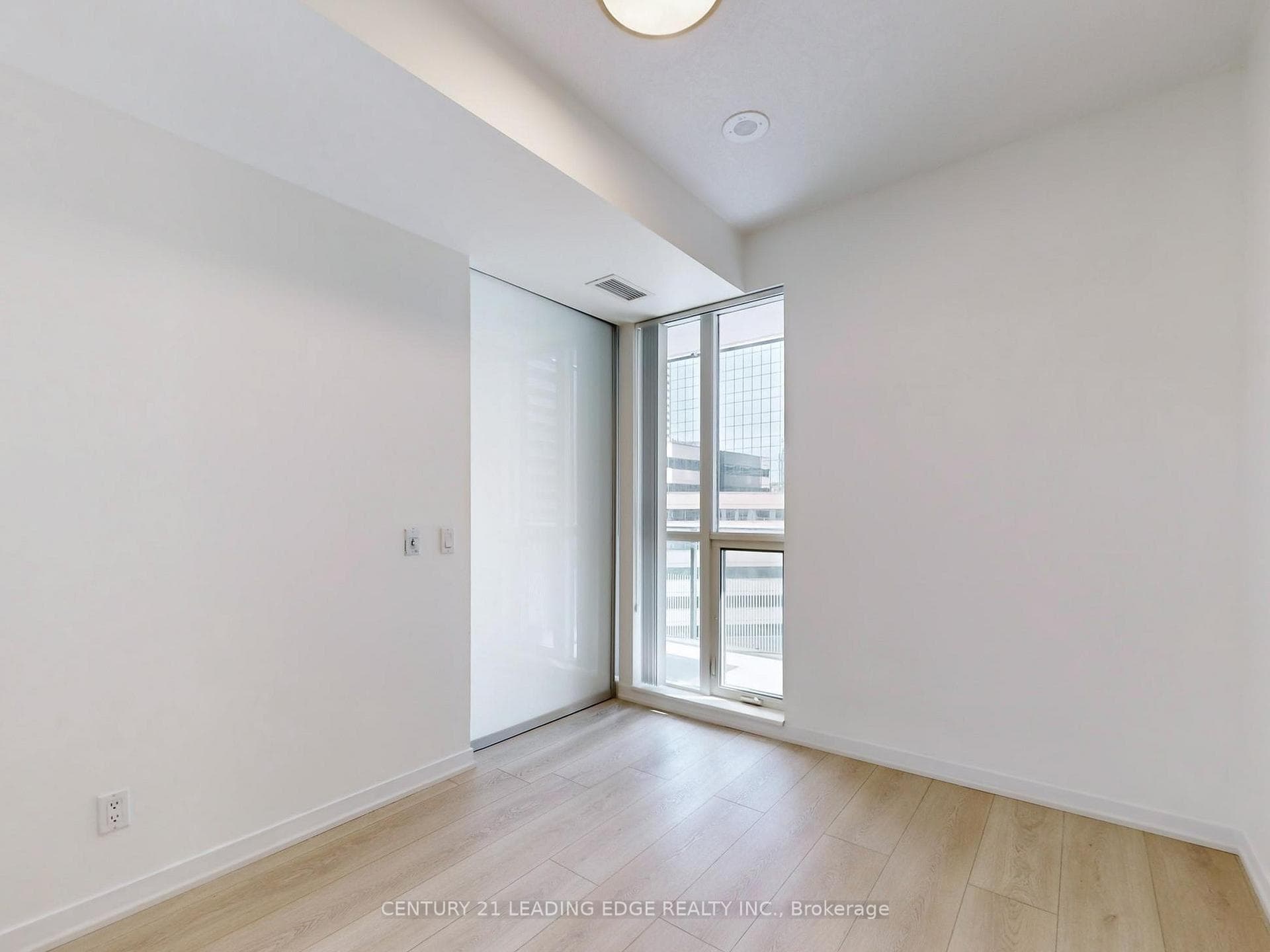 770 Bay Street Unit 705 photo 9