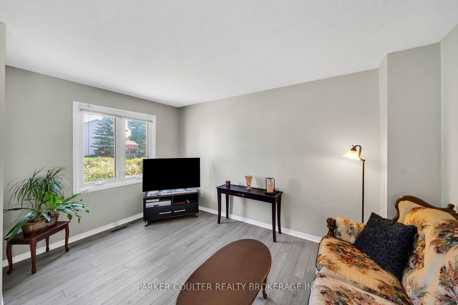 1098 Maclean Street photo 4