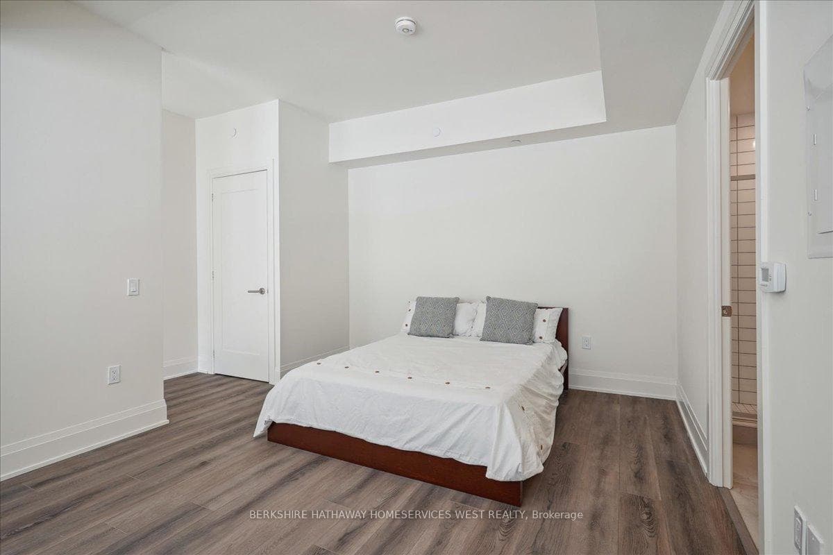 509 DUNDAS Street Unit 103 photo 13