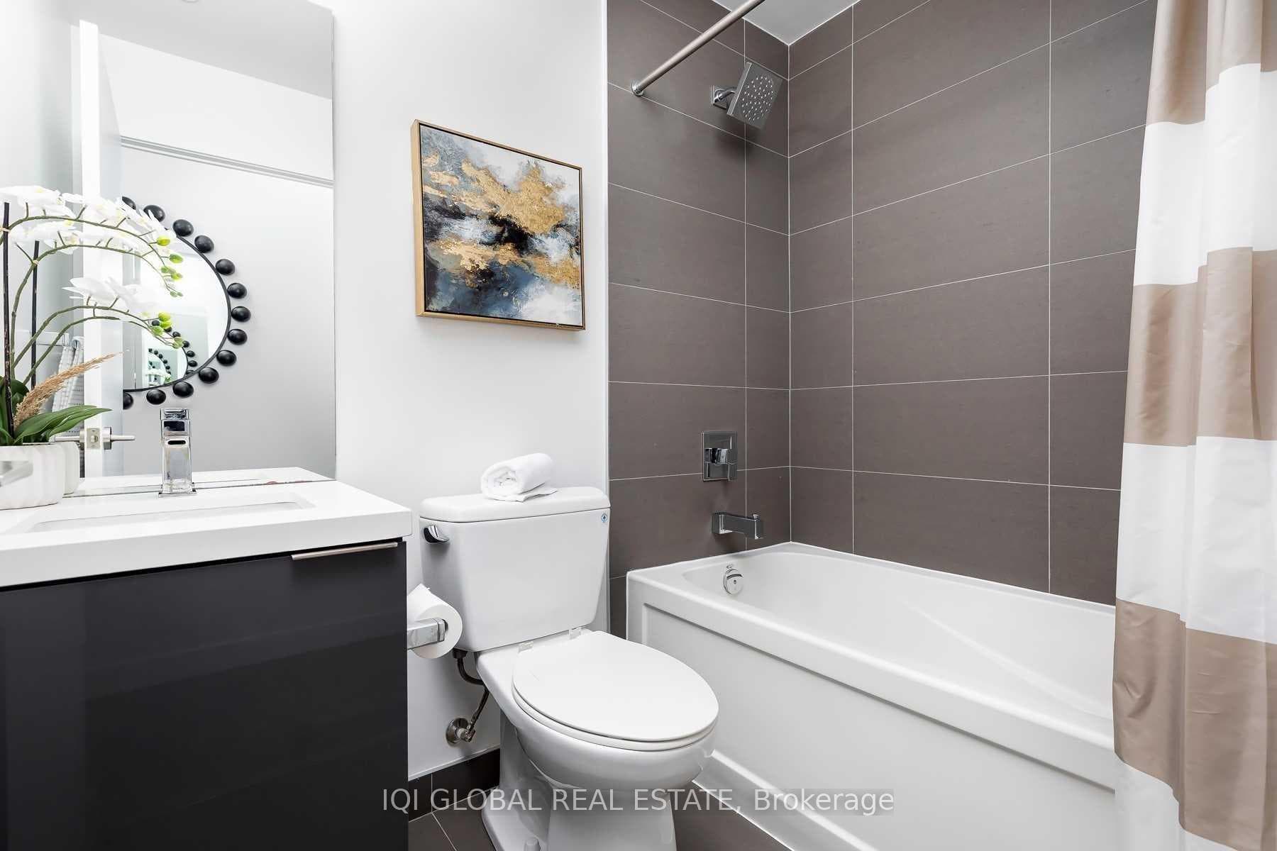 8 Eglinton Avenue Unit 2005 photo 11
