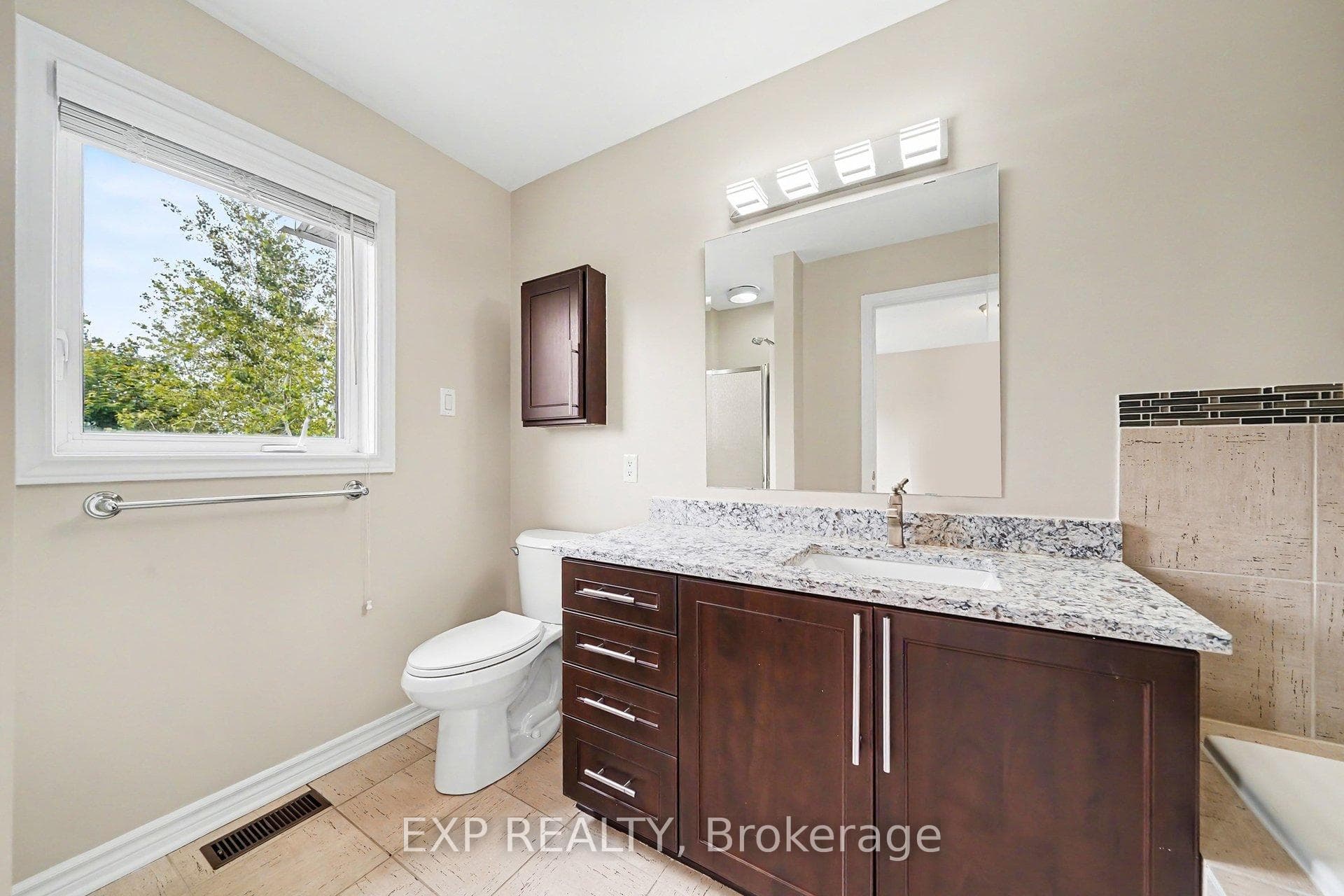 472 Temiskaming Crescent photo 18