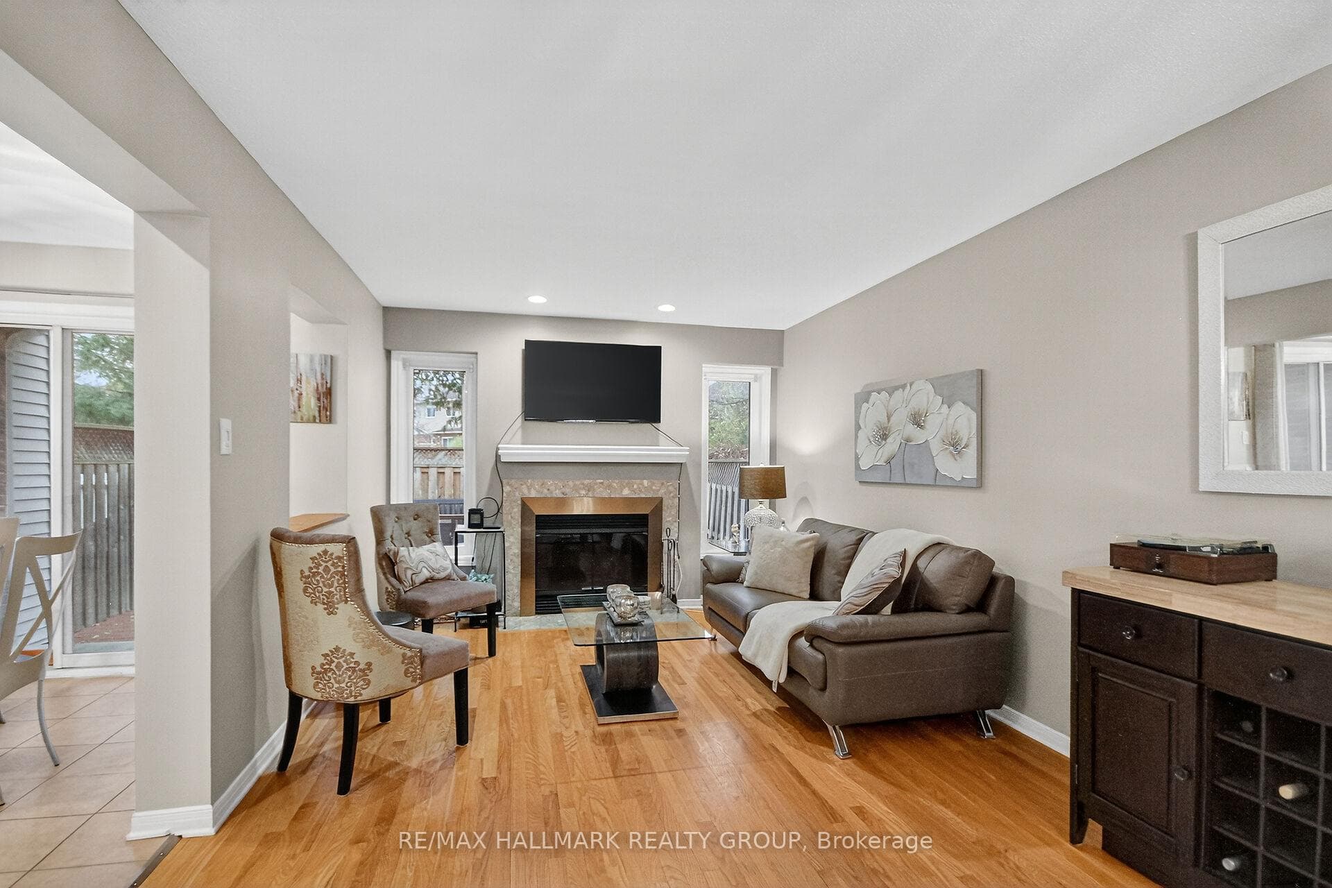 110 Hunter's Glen Crescent photo 4